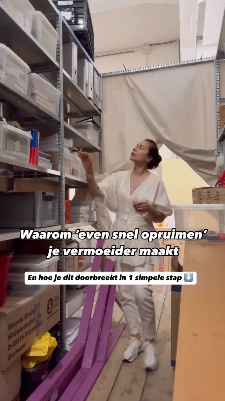 Je kent het wel: je hebt tien minuten over en denkt “even snel de boel opruimen”.
Voor je het weet, ben je een uur verder…
Je hebt spullen verplaatst van de ene plek naar de andere.
De wasmand zit voller, de speelgoedbak puilt uit en die ene kast is nóg chaotischer.
En het voelt alsof je niks echt hebt opgelost.
Sterker nog — je bent moeier dan toen je begon. 😵💫
Dat komt omdat ‘even snel opruimen’ geen structuur brengt.
Je maakt snelle, oppervlakkige keuzes, zonder échte besluiten te nemen over je spullen.
Je hersenen blijven ‘open loops’ houden: kleine onbewuste to-do lijstjes die energie blijven slurpen.
Rust en overzicht ontstaan niet door verplaatsen, maar door écht kiezen.
Wat blijft, wat gaat?
Wat geeft je energie, wat kost je dagelijks je energie?
Wil je stoppen met dweilen met de kraan open?
Begin dan met gerichter opruimen — stap voor stap, categorie voor categorie.
Niet harder werken. Wel slimmer opruimen. 💛
✨ Ik heb een GRATIS Opruim Checklist gemaakt die je helpt om dit goed én behapbaar aan te pakken.
Wil je ‘m ontvangen?
📩 Zet GRATIS in de comments, dan stuur ik je de link persoonlijk toe! 💬
#opruimen #rustinhoofd #werkendemoeders #huisoporde #declutteryourlife #minderismeer