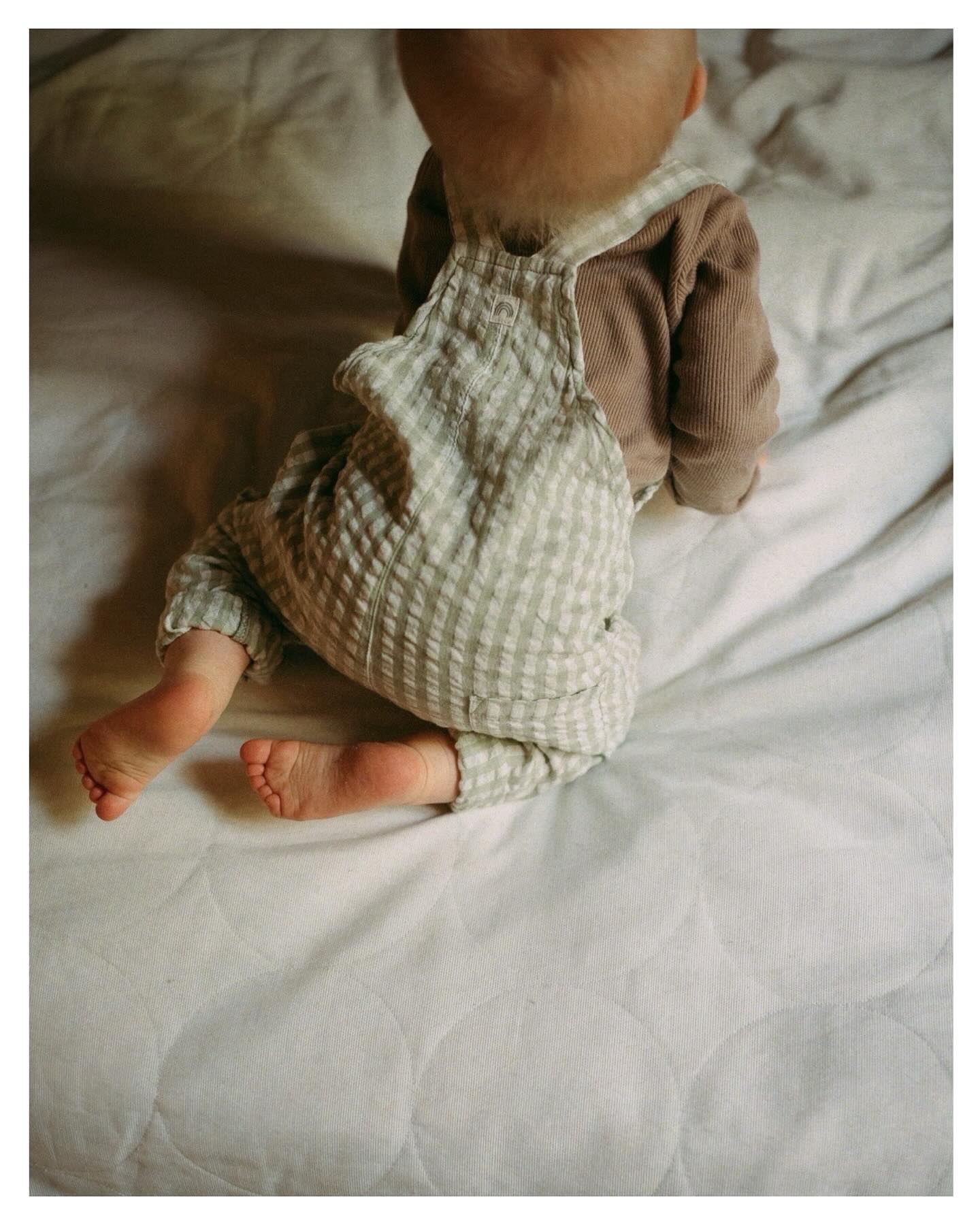 Etsitkö kuvaajaa, jonka edessä ei tarvitse esittää mitään? 🙋🏻♀️
Mä haluan, että sun ja teidän kuvista suorastaan huokuu teidän elämä. Mun tarkoitus ei ole luoda mitään ulkoisia kiiltokuvia, jotka ei tunnu omalta.
Mun kuvaukset ei oo pelkkiä poseerattuja asentoja, koska eihän teidän elämä sitä oikeasti ole. Elämä vaan tapahtuu ja mä haluan viettää hetken teidän elämän vierellä kameran kanssa.
Mä kuvaan ihmisiä siellä, missä elämää eletään. Jos aidot, rosoiset ja intohimolla tallennetut valokuvat on teidän juttu, me ollaan takuulla hyvä match! 🥰
#valokuvaajasalo #valokuvaaja #valokuvaajaturku #lapsikuvaus #perhekuvaussalo #perhekuvausturku #perhekuvaus #naisvalokuvaajat #salonyrittäjät #dokumentaarinen #dokumentaarinenperhekuvaus #perhekuvauskotona #valokuvaajatsuomi #salonyrittäjät #yrittäjänaiset #valokuvaajanaiset #riikkaliljaphotography #lapsikuvausturku