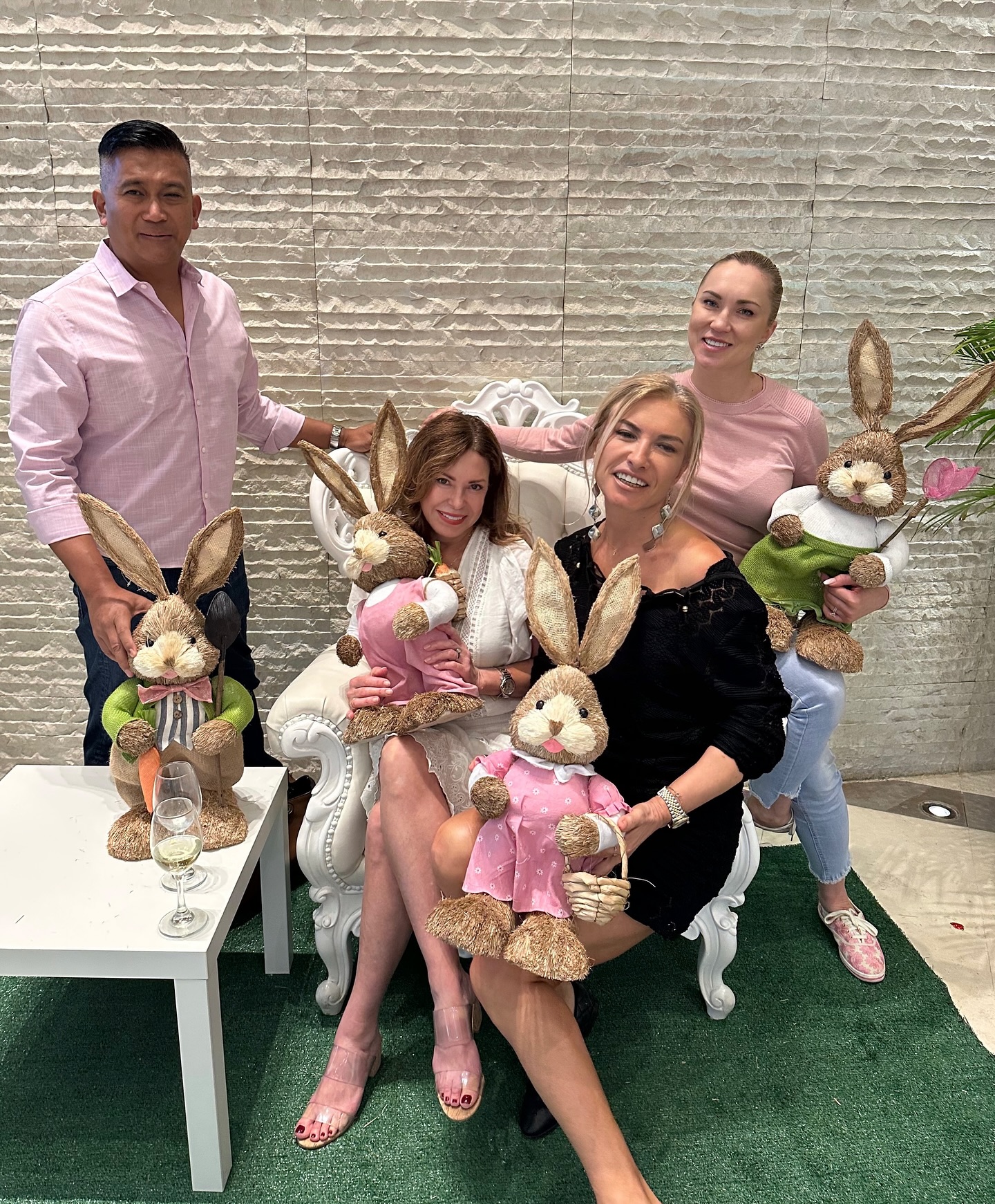 #happyeaster from Nurdan, Marina, Keith, moi & the bunnies 🐰🐇🥚🐣
#eastersunday #epicresidences #epichotelmiami #brickellmiami #miami🌴 #aylinlivaneli