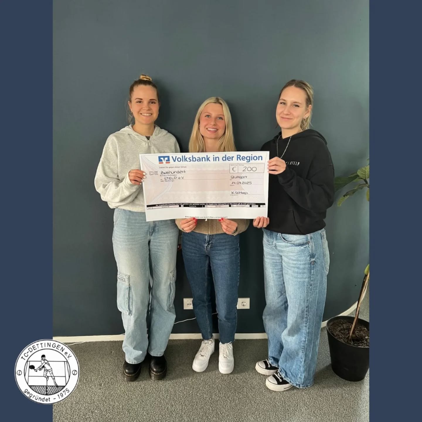 Spendenübergabe an Stelp e.V..
An den Aktionswochen gegen Rassismus beteiligte sich der Jugendausschuss des TC Dettingen mit einem Sport- und Spieltag. Die #bewegtgegenrassismus Aktion wurde mit einem Kuchenverkauf verknüpft und ergab einen Erlös in Höhe von 200 €. Kim Schliep, ehemalige Jugendsprecherin im Tennisclub, konnte in der vergangenen Woche einen Scheck an die Stuttgarter Hilfsorganisation stelp e.V. übergeben. Stelp lindert mit internationaler Hilfe akute Not durch schnellen Zugang zu Lebensmitteln, Sanitärprodukten und medizinischer Versorgung. Langfristiges Ziel der von Serkan Eren gegründeten Organisation ist es, durch Bildungsprojekte das Leben von Menschen in Not nachhaltig zu verbessern.
Im Bild von links: Franziska Vogel (stelp), Kim Schliep (TC Dettingen), Ann-Kathrin Frank (stelp)
Foto: TC Dettingen