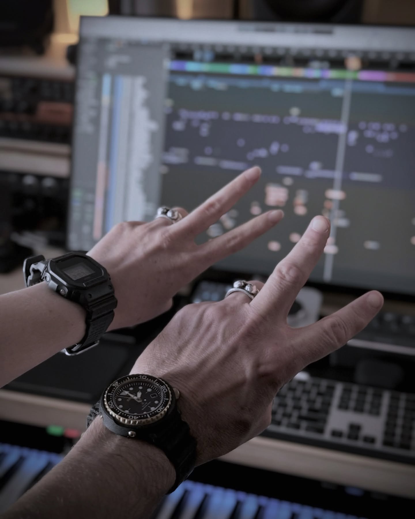 Domingo de scoring! 🎶 (Bueno … y Lunes y Martes y Miércoles y Jueves y Viernes y… entienden la idea…) 800 canales y contando! 🙌🏻
Desliza a la derecha para ver el video 🖤
#omeworld #filmscoring #películamexicana #thriller #terror #compositores #maridoymujer
@noctambulah @nosferatrom