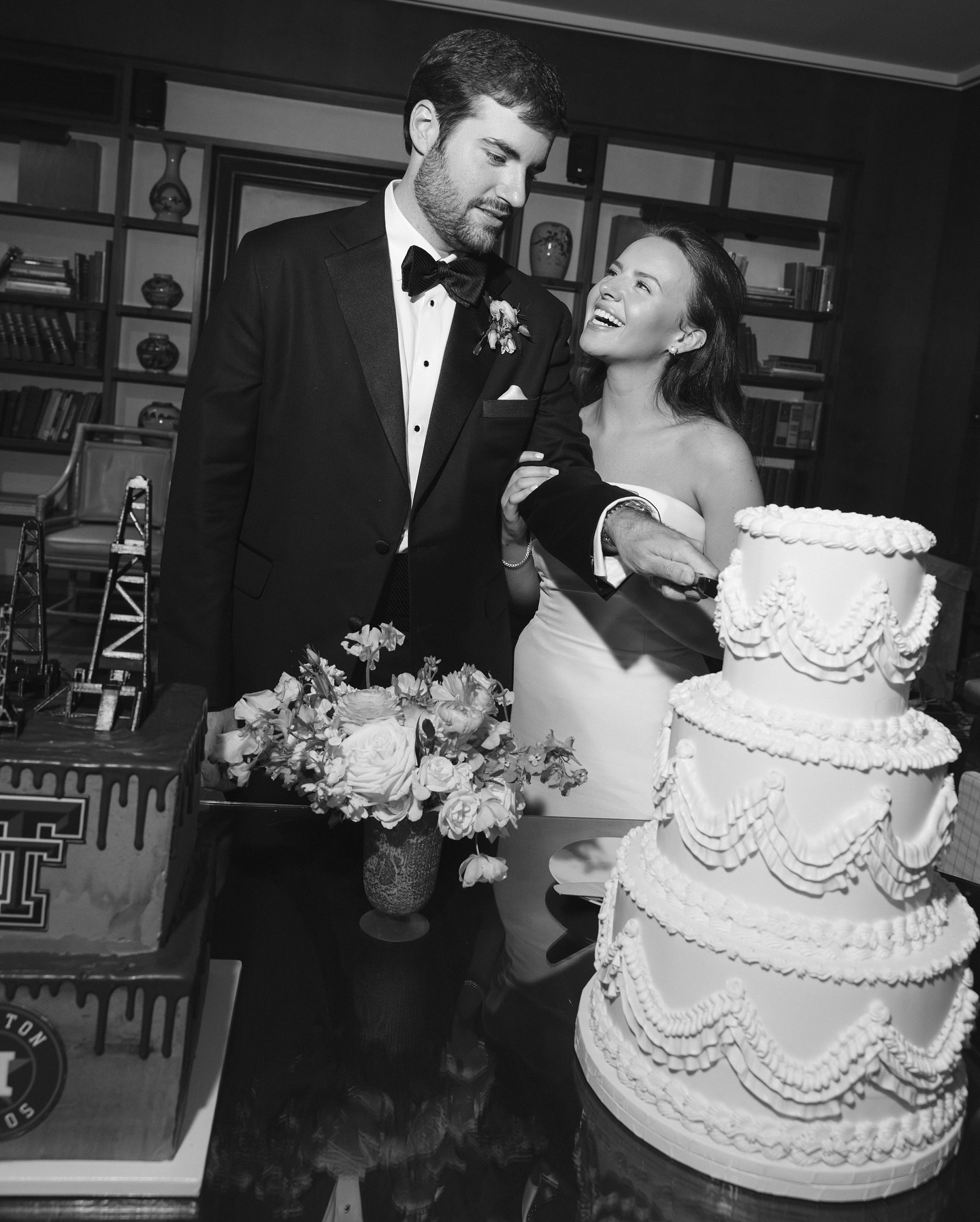 The cake cutting is always such a special moment that I’m seriously so beyond grateful to take part of!
Still dreaming about this day 🥰
•
VENDOR TEAM:
Planner: @weddingsbygillian
Venue: @thedallasarboretum @dallasarboretumweddings
Photographer: @baileestarrphoto
Videographer: @darcerossphoto
Florist: @olivegrovedesign
Beauty: @jonesbeautyco
Custom attire: @alteredforthealtar
Live Artist: @jennielouart
Photo Booth: @jackalopephotobooth
Rentals: @bbjlatavola @imperial_floors_
Band/DJ: @royaldukesband
Catering: @gilscatering
Cake: @kaylibakescakes
Stationery: @kirstenmcfarlandesigns
Transportation: @dfwvintagecars
•
•
•
•
#cake #cakedecorating #cakedesign #cakeart #cakedecorator #groomscake #groomscakes #baylor #bayloruniversity #dallaswedding #dfwweddings #dallasweddingcakes #dfwweddingcakes #dallasgroomscake #dfwgroomscakes #cakecutting #texastech #techgroomscake #houston #houstonastros