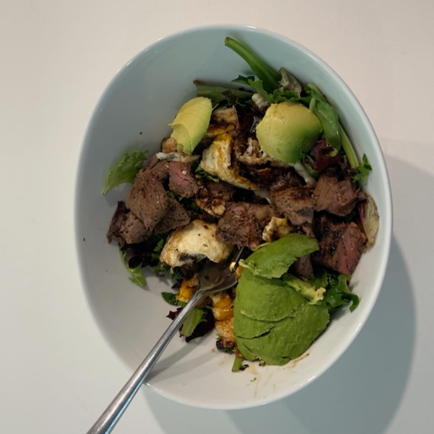 #protein salad for breakfast. Steak (❤️ @parissellsla), spring mixes greens, avocado, 2 eggs and feta cheese. #strenthtraining #tennis #marathon #chirunning