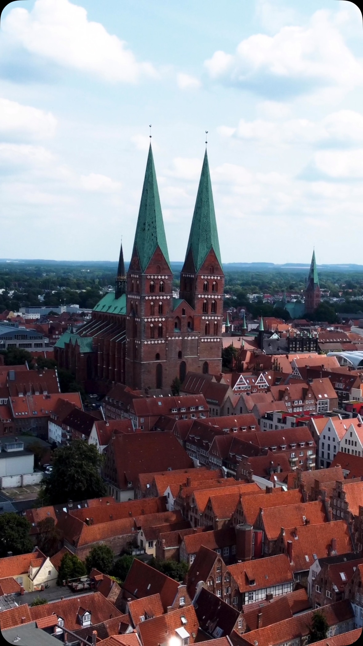 Eure Hochzeit erlebt ihr nur einmal – aber die Erinnerungen könnt ihr für immer festhalten. Verpasst nicht die Chance, diesen besonderen Tag in bewegten Bildern einzufangen. Ein Videograf ist kein Extra, sondern ein Muss!
Wenn du Fragen hast oder eine Buchungsanfrage stellen möchtest: Schreib mir einfach eine DM!