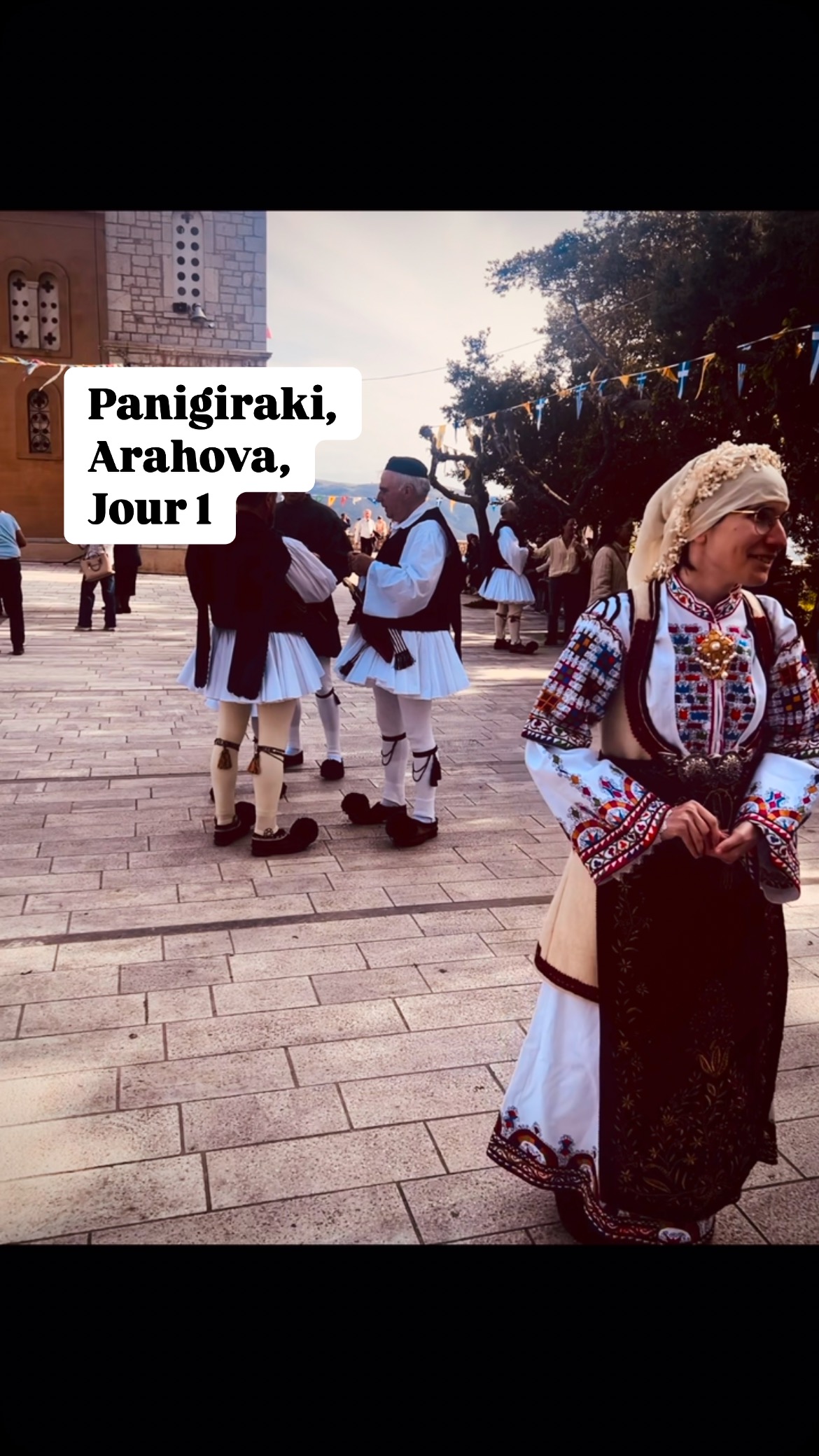 La fête de Saint George au village de Arahova est majestueuse et dure quatre jours. Le village entier célèbre et toutes les familles s’habillent en costume traditionnel. Aujourd’hui était le premier jour du fameux « panigiraki » et la fête démarre avec la danse des plus âgées. Ensuite 2000 (!) hommes et femmes habillés de leurs costumes ornés de magnifiques détails, forment la procession de l’icône de Saint George. Quelle chance de pouvoir vivre ces traditions ! #panygiraki #arachova #delphes #traditionsgrecques #tsamiko #pytheia #tsolias #foustanela