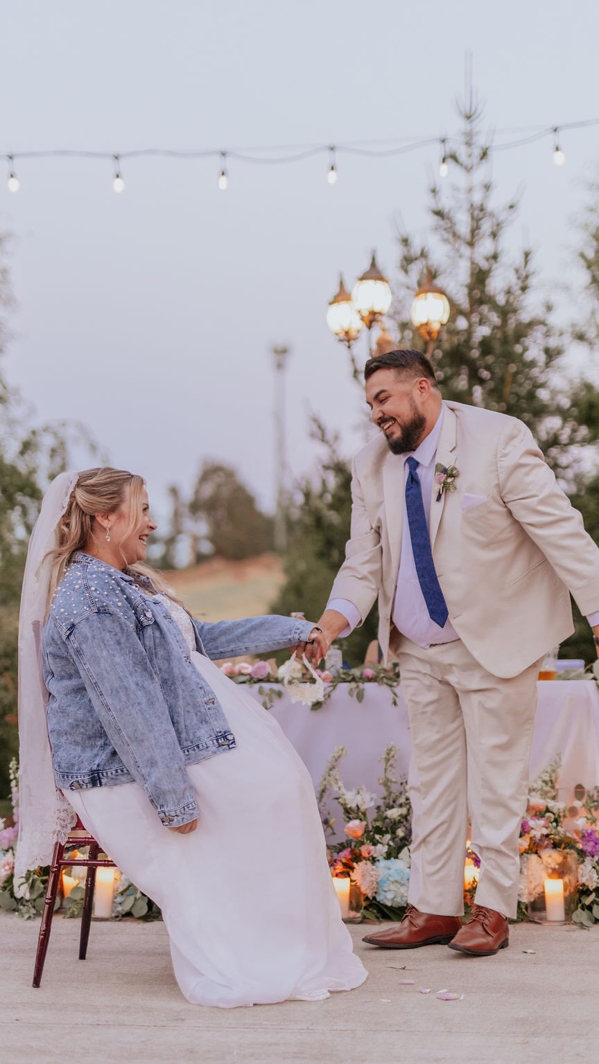 Lush florals, twinkling lights, mountain and forest back drops with intimate garden paths, āthe good hip hopā music, and all the love. Another perfect backdrop for a sweet #pacificnorthwest wedding!
.
.
When I miss my couples, itās such a treasure to look back on what incredible people they are and how much fun their wedding day was. Xoxo
Thank you @joelledardisphotography for the gallery so these memories are still as vivid as ever!
.
.
Photographer: @joelledardisphotography
Coordination: @alittlegrace.alittlelace
Florals: @poppiesandpaisleyfloral
Videographer: @russandthetstudio
Venue: @redbarnvilla
Dj: reysdjservices
Catering: @mississippideltabbq
Dessert: luxesucredesserts
Hair & makeup: @blossomandbeauty
Photobooth: @proposepdx
Bartenders: @una_mas_mobile_bar
Couple: @befunny5