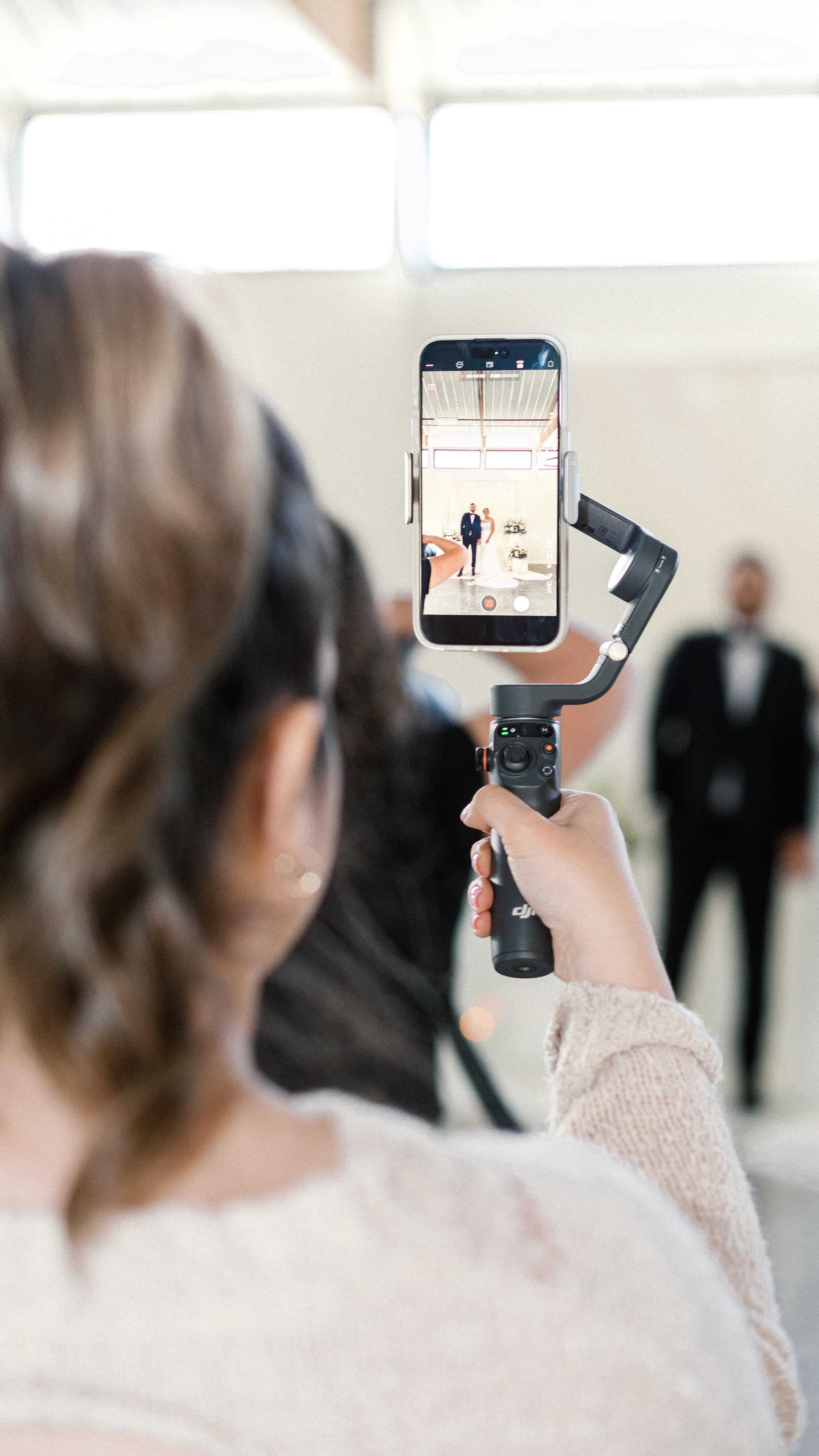 Thanks Leslie ( @long_shots_photography2013 )for capturing me in action!! Here’s a little peak at Sunday’s styled shoot by @keelcophotoandvideo 🐴🍾🥂
Venue: @healyhollow
Planner: @stress_free_weddings
Hair: @lux.hair.co
Makeup: @_olivebeauty
Florals: @kneesflorists & @daisiesanddecor
Content Creation: @toastworthyeventsbyavery
Decor: @idoevents_qc @borrowmyvintage @daisiesanddecor
Gown: @hopesbridaldavenport
Paper Goods: @sevenoaksenvelopes