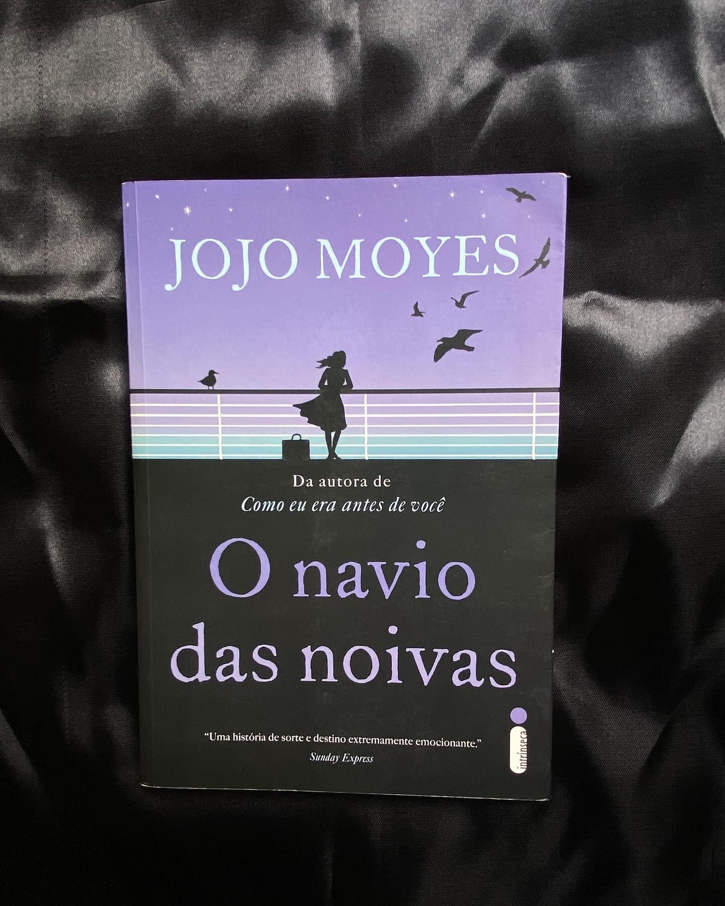 ⛴️👰🏻♀️O Navio das Noivas é muito mais que um livro de romance, é um livro de uma história fictícia, porém, como sempre, com um fundo de verdade. Onde conta o que precisamos saber sobre mulheres que não conhecemos. E posso dizer com total clareza que é um dos melhores filmes de romance que já li.
⛴️👰🏽♀️O navio das Noivas se passa na Austrália, em 1946, após a Segunda Guerra Mundial, onde noivas se preparam para embarcar na maior aventura de suas vidas. O HMS Victoria, um porta-aviões, que levaria mil e cem soldados e 19 aviões para Londres e 600 noivas para encontrar seus noivos, marido e namorados que conheceram na guerra, com uma viagem que duraria quase seis semanas.
⛴️👰🏼♀️Na imensidão entre esses dois mundos JoJo Moyes nos apresenta 5 tripulantes que dividem uma cabine e assim as suas histórias, Margaret, que está casada e a espera do seu primeiro filho; Avice, uma moça da alta sociedade da Austrália; Jean, penas uma adolescente inocente e alegre e Francês, uma enfermeira discreta. Todas estão buscando um futuro do outro lado do oceano, mas não sabem como essa viagem pode mudar a vida delas.
⛴️👰🏾♀️Uma história consistente, na qual os mil marinheiros faziam os trabalhos matinais e as mulheres eram atarefadas com serviços exclusivamente para mulheres: cuidados da casa, cuidado das crianças, maquiagem e cabelo, entre outros. Ao avançar a história, vemos os problemas crescerem, muitos tripulantes em uma única embarcação, e o temor das damas ao chegarem ao seu destino: os seus cônjuges estarão à sua espera, como prometeram pelas cartas apaixonadas?
💍Leia a resenha completa no blog: https://www.aultimaexclamacao.com/post/resenha-o-navio-das-noivas
#resenha #naviodasnoivas #jojomoyes #jojomoyesbooks #editoraintrínseca #instamood #book #bookinstagrammer #historia #segundaguerramundial #resenhadelivros #livrosderomances #romance #livros