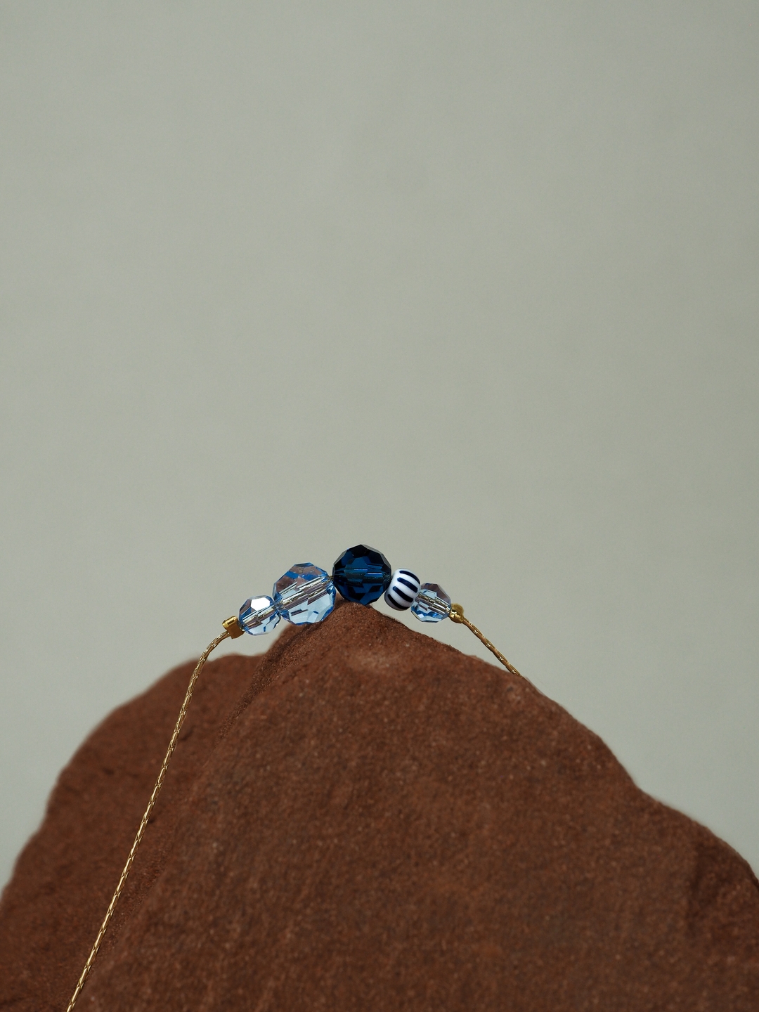 Visste du at den nye kolleksjonen fra WAHL-WEST er bygget opp av fargetemaer? 🐋🦪🩵 Derfor er det superenkelt å bygge stacks, mikse og matche stiler og samtidig få en sammenhengende stil.
#armbånd #bracelet #håndlaget #lagetinorge #handmadejewelry #smykker #norskdesign