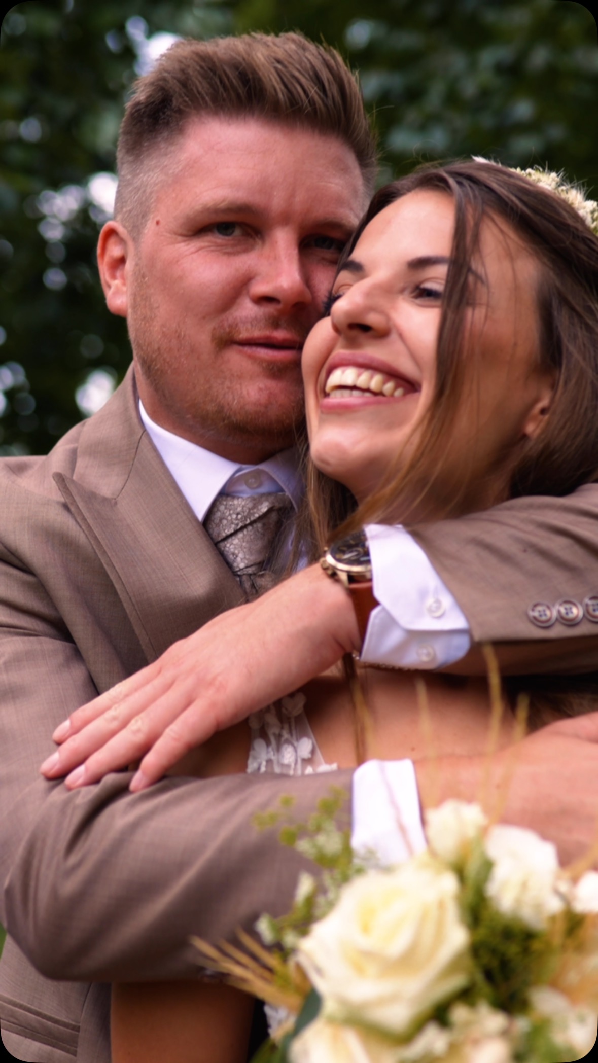 Eure Hochzeit erlebt ihr nur einmal – aber die Erinnerungen könnt ihr für immer festhalten. Verpasst nicht die Chance, diesen besonderen Tag in bewegten Bildern einzufangen. Ein Videograf ist kein Extra, sondern ein Muss!
Wenn du Fragen hast oder eine Buchungsanfrage stellen möchtest: Schreib mir einfach eine DM!