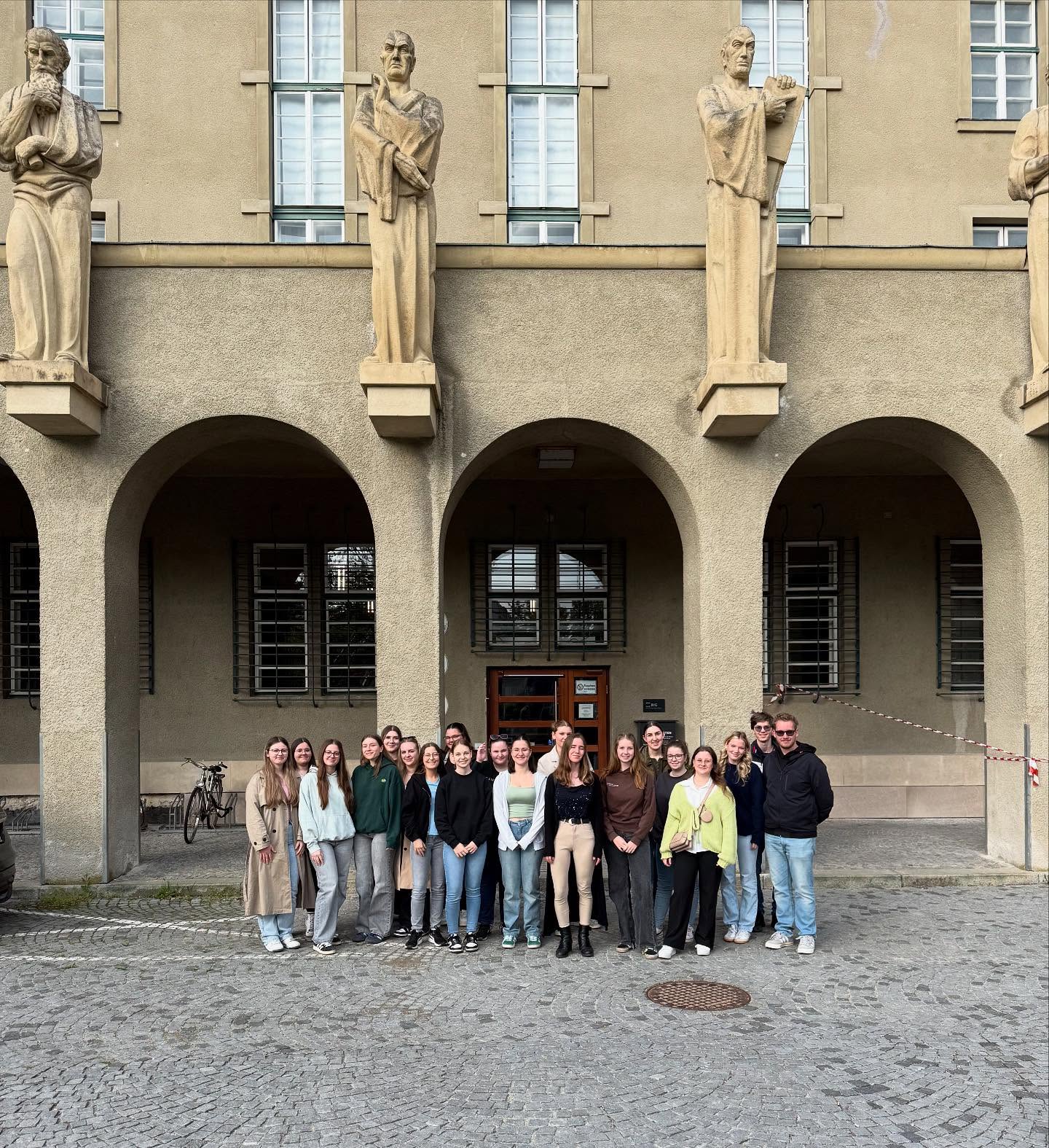 Die 5HLS besuchte heute zwei spannende Verhandlungen am Landesgericht Krems. ⚖️👨⚖️