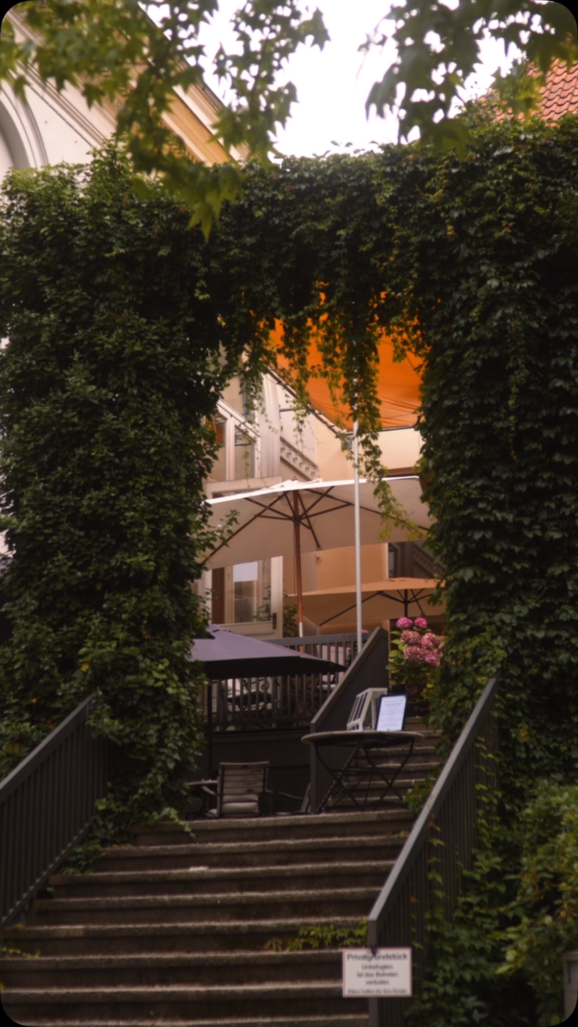 Eure Hochzeit erlebt ihr nur einmal – aber die Erinnerungen könnt ihr für immer festhalten. Verpasst nicht die Chance, diesen besonderen Tag in bewegten Bildern einzufangen. Ein Videograf ist kein Extra, sondern ein Muss!
Wenn du Fragen hast oder eine Buchungsanfrage stellen möchtest: Schreib mir einfach eine DM!