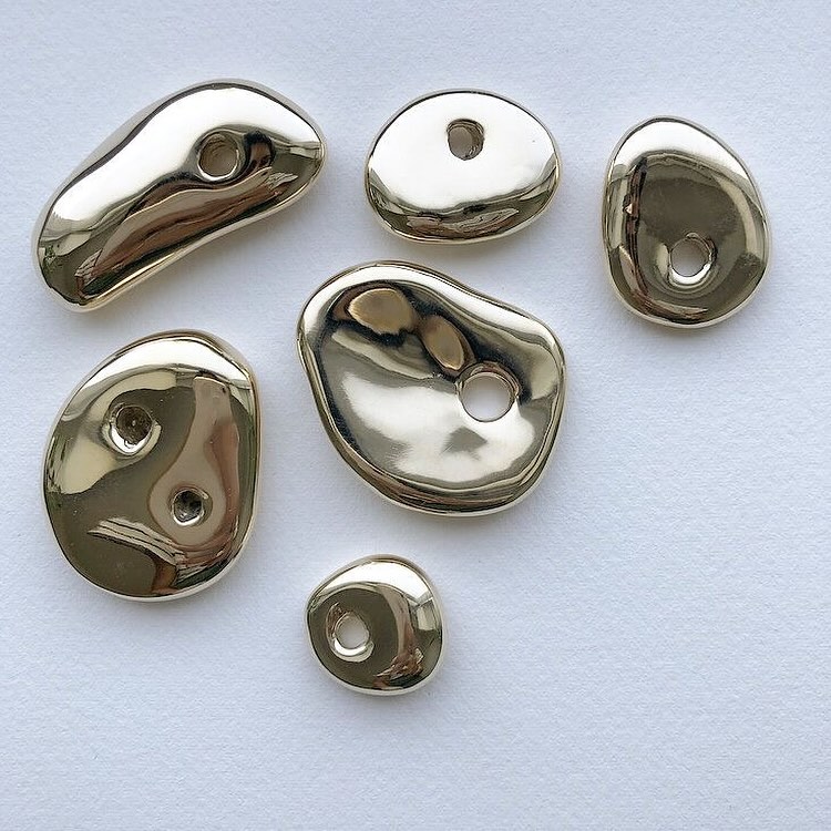 Dur dur de se découvrir d’un fil en avril avec des boutons pareil…
.
.
.
.
.
.
.
#uniforme #magazine #fashionlaw #fashiondesign #fashionbusiness #fashion #fashionmagazine #style #fashionweek #mode #lifestyle #model #uniformemagazine #avril #boutons