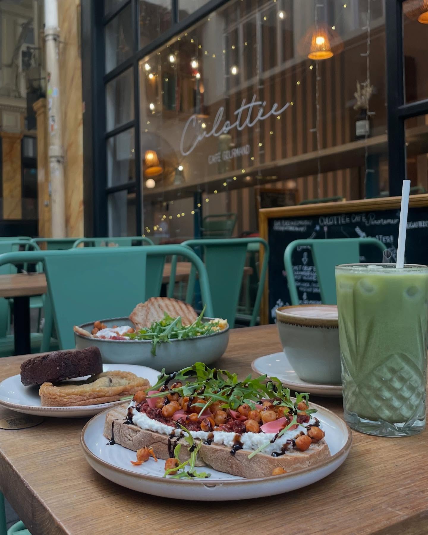 Un petit-déjeuner en terrasse chez Culottée ?
Rdv Culottée Panoramas 🌻
26 galerie Montmartre 75002 Paris
Une terrasse calme et abritée au coeur de Paris 💙
#spring #breakfast #calm #brunchparis #paris2 #terrasse #culotteecafe
