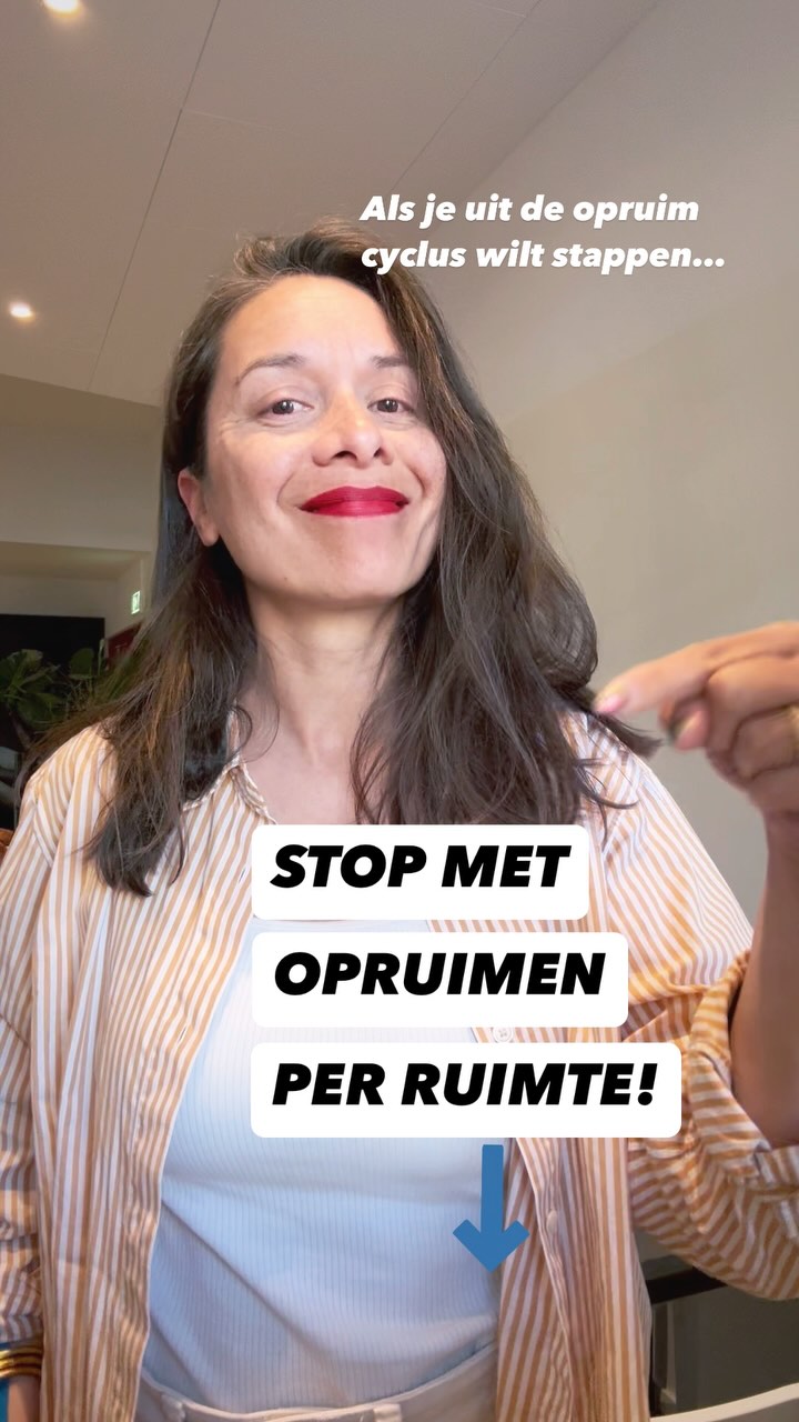 Stop met het opruimen per kamer! Dit is waarom ⬇️⬇️⬇️
Je stoort je aan de rommel in de huiskamer, dus je besluit daar te beginnen.
Even de boel opruimen, denk je. Maar al snel loop je vast.
De kast waar je spullen in wilt opbergen is óók een chaos.
Dus die moet eerst.
Maar tijdens het opruimen daarvan kom je weer andere dingen tegen die je nergens kwijt kunt…
En voor je het weet verplaats je spullen naar de logeerkamer “voor nu even”.
Opgeruimd staat netjes blijkt tijdelijk resultaat te zijn.
Herkenbaar?
Dit is precies waarom opruimen per kamer je in cirkels laat ronddraaien.
Je bent hard aan het werk, maar komt niet verder.
Wat dan wél werkt?
Opruimen per categorie.
Bijvoorbeeld: vandaag alleen boeken. Of alle jassen in huis.
Waarom dit zo goed werkt:
✅ Je maakt sneller keuzes omdat je alles van één soort bij elkaar ziet
✅ Je voorkomt dat je spullen op meerdere plekken tegelijk tegenkomt
✅ Je weet precies hoeveel opbergruimte je nodig hebt
Deze manier van opruimen geeft direct overzicht, rust én zorgt voor échte vooruitgang.
Wil jij dit ook?
Zet ‘gratis’ in de comments en ontvang de link naar mijn gratis Opruim Checklist die je meteen op weg helpt!
Volg @miriamjbakker voor meer inspiratie over leven in balans door het opruimen van ballast in huis.