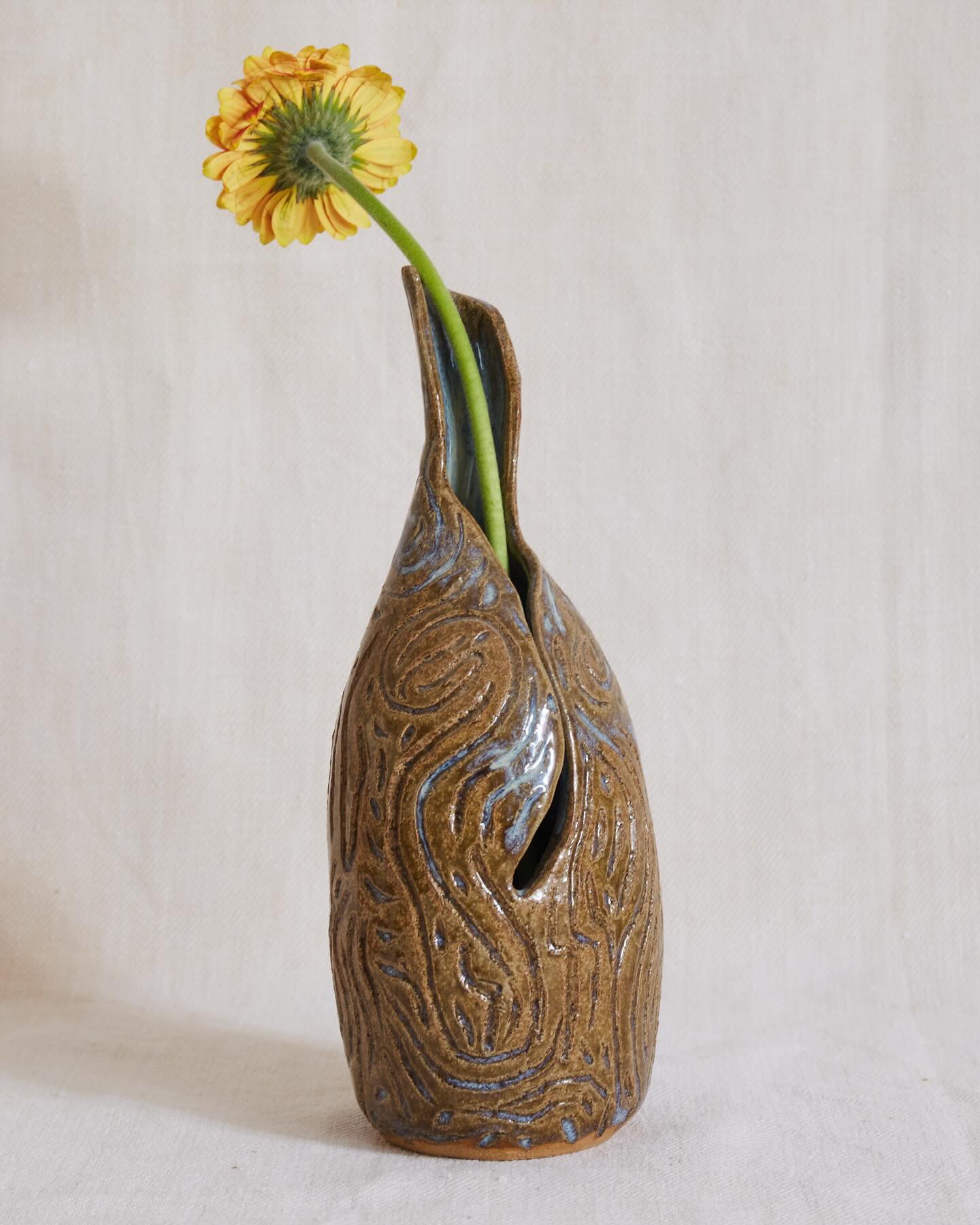 vase éventré et strié
photo @arina.starykh