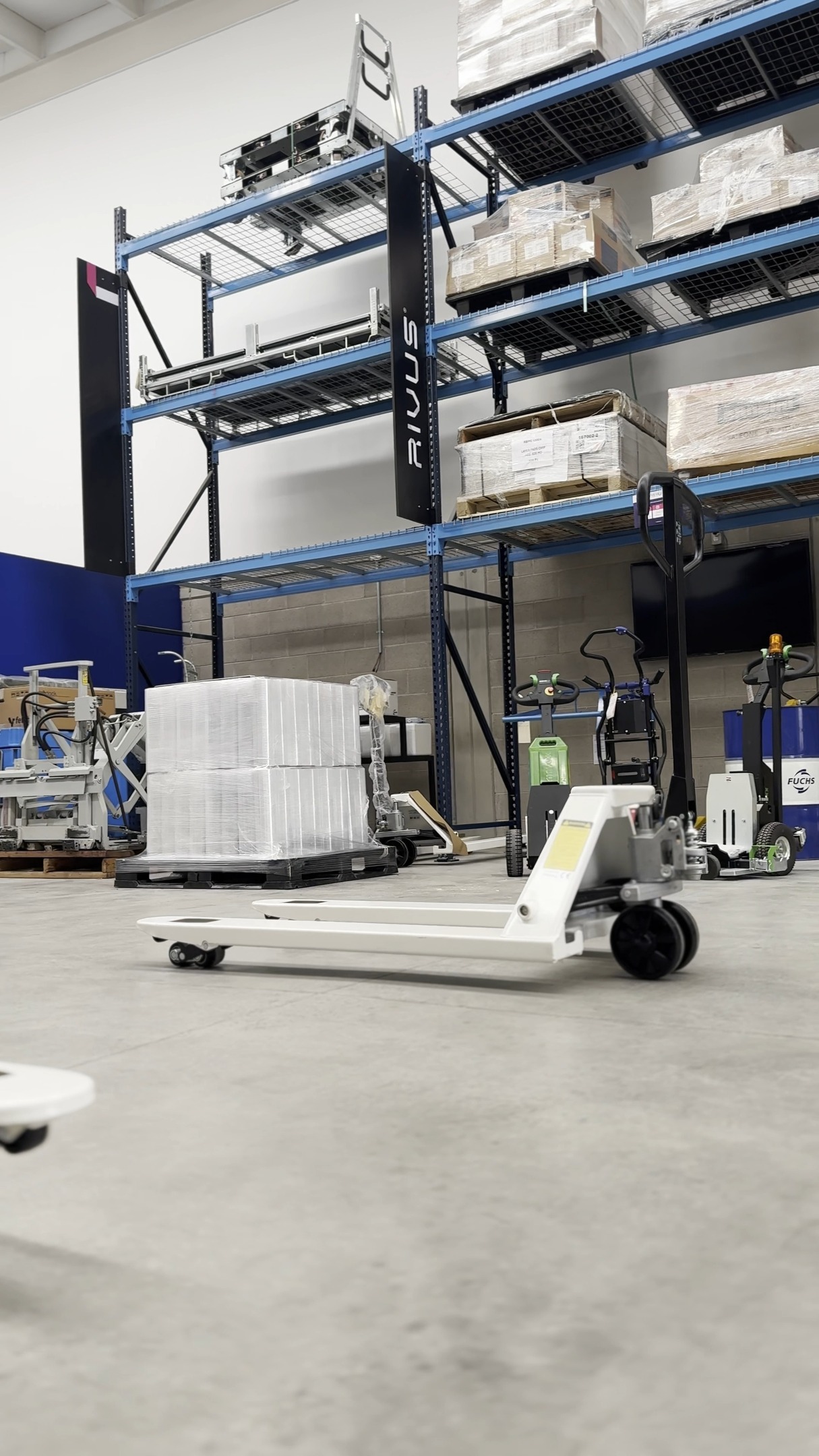 Patín Hidráulico: Capacidad, estabilidad y diseño inteligente.
Nuestro nuevo Patín Hidráulico RIVUS® combina materiales resistentes con maniobrabilidad precisa. Para que cada movimiento cuente.
#RIVUS #PatinesIndustriales #PatinesElectricos #LogísticaInteligente #MovilidadIndustrial #EficienciaOperativa #TecnologíaEnMovimiento
#EquiposDeCarga #CargaSegura #OptimizaTuFlujo #FuerzaEnMovimiento #Logistica