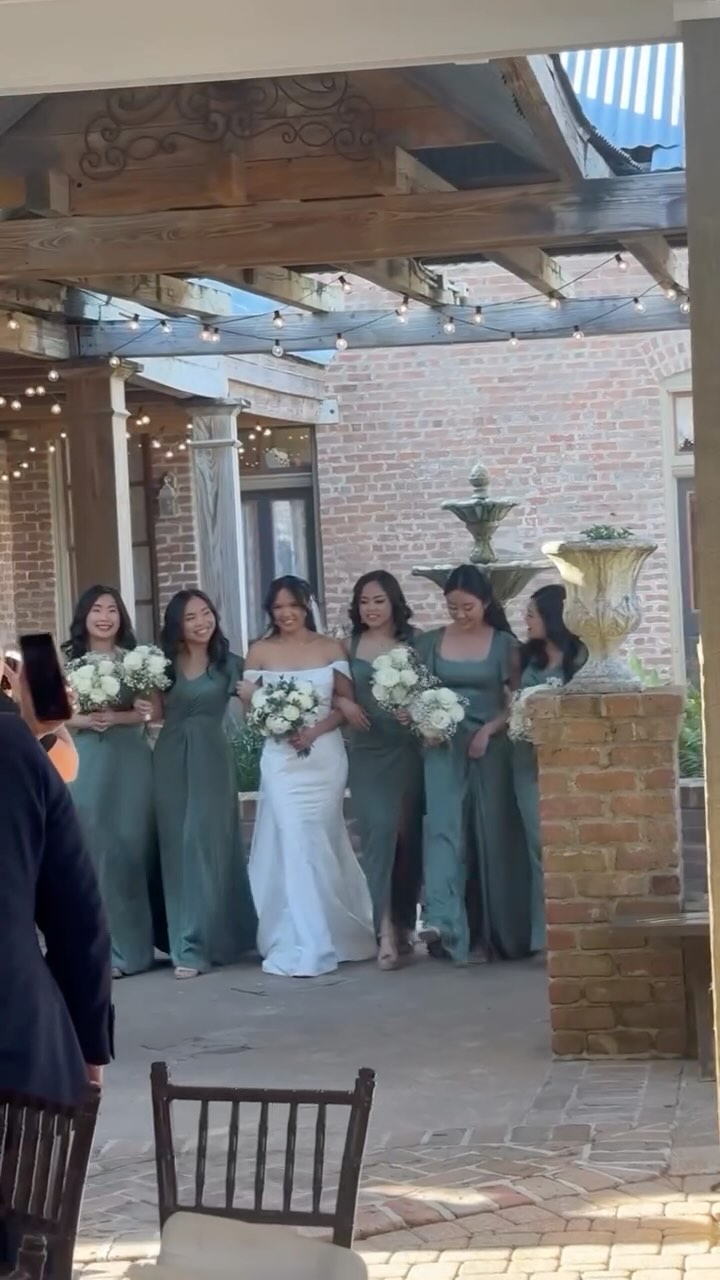 Timeless elegance at Butler’s Courtyard ✨ Classic white florals with lush greenery set the perfect romantic tone for this historic League City venue. 🤍🌿 #BridalBouquet #TimelessFlorals #ButlersCourtyard #HoustonWeddingFlorist