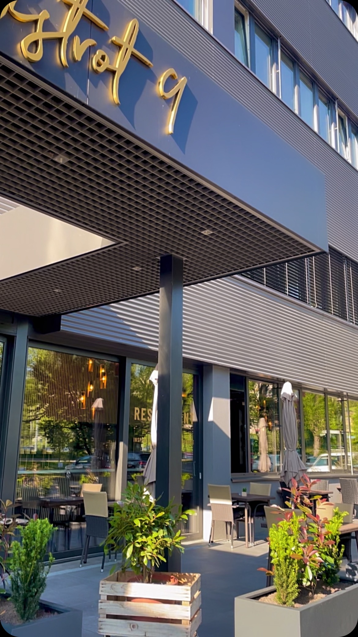 Grande nouvelle ! Nous sommes ravis d’annoncer l’ouverture de notre terrasse au Bistrot 9 ! 🌿🥂 Bien que quelques détails restent à peaufiner, nous sommes impatients de vous accueillir.
De plus, notre carte s’adapte à la saison avec des plats fraîchement préparés. 🌸🍽️
Allez consulter notre nouveau menu sur notre site internet et faites vos réservations au 📞 0216910449. On vous attend avec impatience ! 💕
#bistrot9 #terrasseouverte #cuisinemaison #momentsgustatifs #changement #beauxjours #ecublens #printemps #goodfood