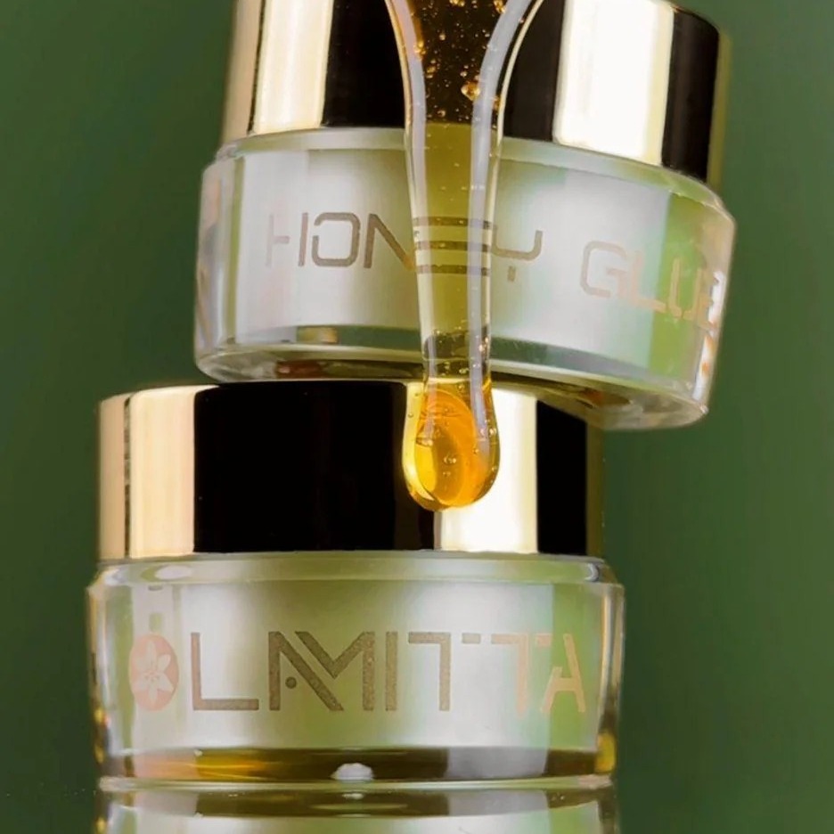 Honey Glue Lash Lift Adhesive – Lamitta
Revolusjonerende hybrid-lim.
Perfekt honning konsistens – tykk nok til å ikke renne, men fester raskt.
#lamitta #lashgame #lashlifting #lasheslove #lashglue #laminationlashes #lashaddict #lashboost #lashlif