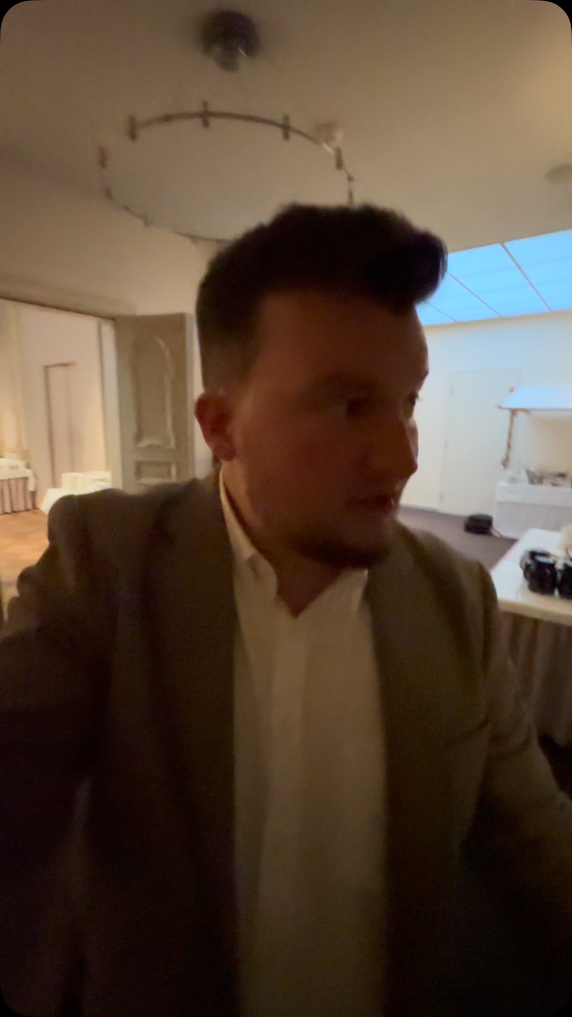 Eure Hochzeit erlebt ihr nur einmal – aber die Erinnerungen könnt ihr für immer festhalten. Verpasst nicht die Chance, diesen besonderen Tag in bewegten Bildern einzufangen. Ein Videograf ist kein Extra, sondern ein Muss!
Wenn du Fragen hast oder eine Buchungsanfrage stellen möchtest: Schreib mir einfach eine DM!