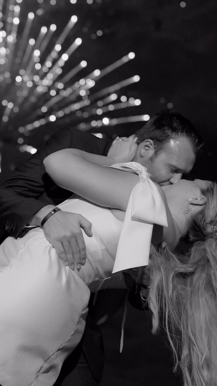 Let’s take a moment to relive the beautiful memories we captured at this unforgettable wedding.🖤
Telling your love story through our lens is what we live for.🎬🎞️