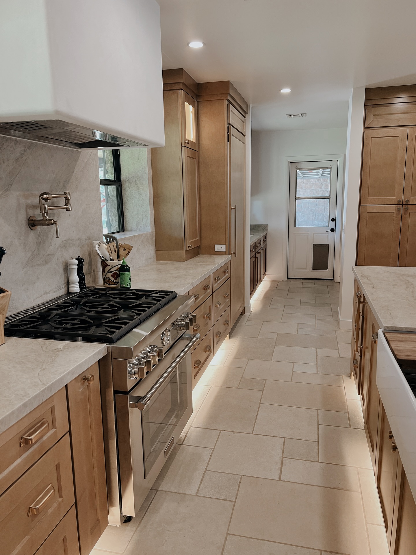 A little sneak peek at this dreamy kitchen remodel we’ve been working on! The pantry’s still waiting on its wallpaper moment (coming soon!), but we couldn’t wait to share how beautifully this space is coming together.
#scottsdaleinteriordesign #azinteriordesign #kitchendesign #kitchenremodel