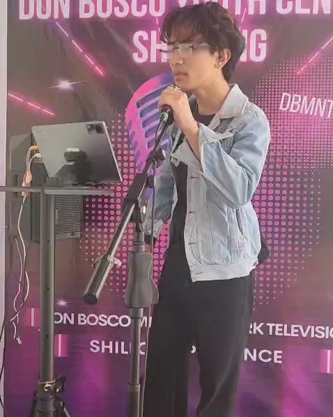 Trying to be rockstars..
Sing, Shout and make joyful noise.. Love what they love and they will love what you love... a house without music is like a body without soul
#donboscoyouthcentreshillong
#karaokenight