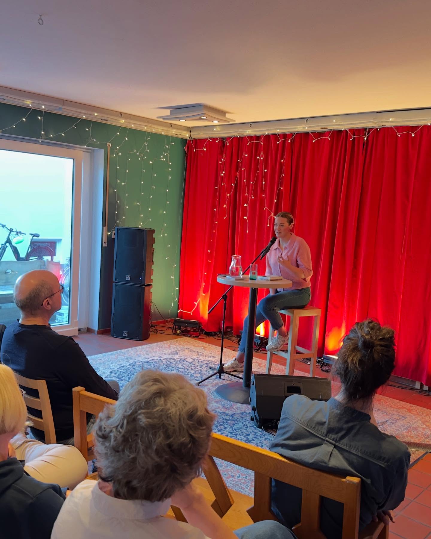Volles Haus & wichtige Impulse!
Gestern durften wir Sally Lisa Starken im Interkulturellen Zentrum Hövelriege begrüßen – mit ihrer eindrucksvollen Lesung aus dem Buch „Zu Besuch am rechten Rand. Warum Menschen die AfD wählen“.
Es war ein spannender Abend, der viele Denkanstöße lieferte und die Fragen unserer Zeit auf den Punkt brachte. Das Interesse war groß – das Vereinsheim war bis auf den letzten Platz gefüllt!
Ein herzliches Dankeschön an die wunderbare Autorin @sallylisastarken , an die Buchhandlung @libretti_shs aus Schloß Holte-Stukenbrock für die Zusammenarbeit – und natürlich an alle Gäste, die diesen Abend mit ihrer Offenheit und ihrem Interesse bereichert haben!
#Lesung #SallyLisaStarken #InterkulturellesZentrum #Demokratie #Austausch #izhoevelriege
Danke für euer Kommen!
Euer Team vom Interkulturellen Zentrum Hövelriege
📚✨❤️
