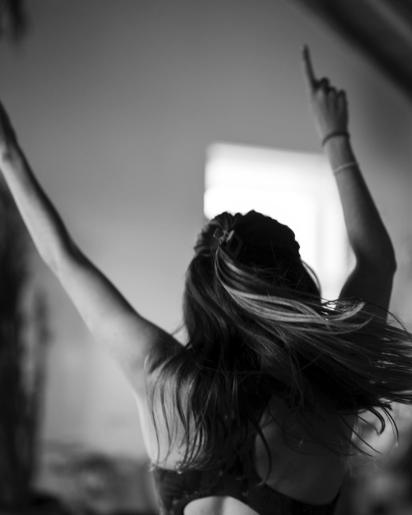 Dance like no one’s watching ✨👆🏽
Shake the Dust with the beautiful @alexa__valentin showing us moves, squats, freedom and flow 🙏🏼
& the divine @juttachristlphotography being sneaky in the back 🤍🖤📸
Retreat organised by @insync.club
Hosted @cocoonportugal 🇵🇹