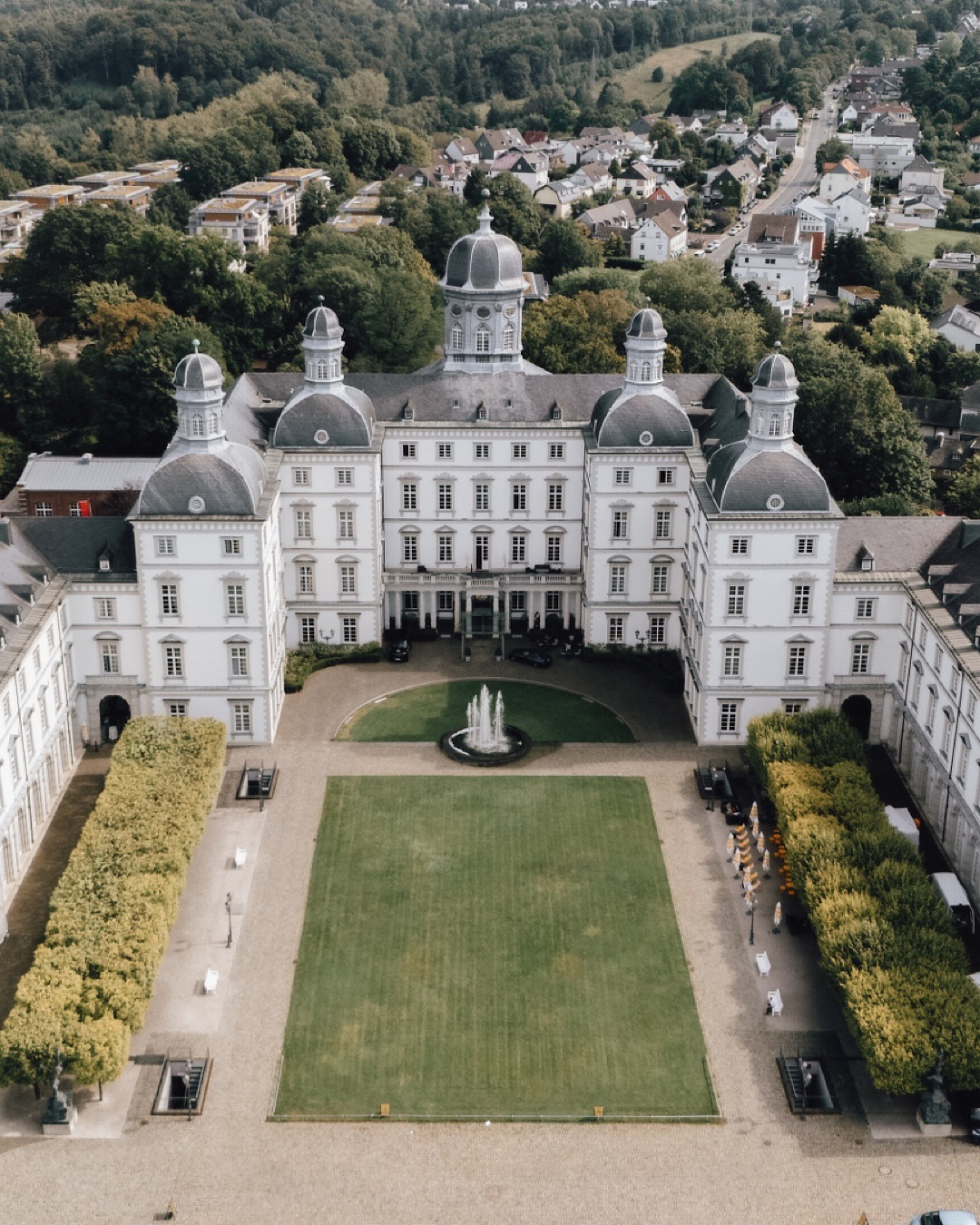 Ein Tag, der für die Ewigkeit geschrieben wurde.
Die Sonne küsst das @schlossbensberg – ein Ort, an dem Luxus und Emotionen eine ganz besondere Verbindung eingehen. Unsere VIP-Hochzeit vereinte das Beste aus Eleganz, Gefühl und zeitloser Schönheit.
Die freie Trauung im Park mit Blick auf das majestätische Hotel, umrahmt von feinster Floristik und edlen Stoffen von @thefeatherette und @bluetenreich_florist – jedes Detail eine Hommage an große Liebe.
Beim Empfang verwöhnten feinste Häppchen, prickelnder Champagner und der Klang eines Saxophons die Sinne – ein Fest für alle, die das Außergewöhnliche lieben.
Der Dinner-Raum: ein Meer aus Rosen, goldenen Akzenten und Kerzenschein. Atmosphäre, die berührt. Genuss, der bleibt.
Und am Ende dieses besonderen Tages ein stiller Moment für jemanden, der all das für uns festgehalten hat @prettymoments.de mit dem unwiderstehlichen Hang ihr gegenüber zum Lachen zu bringen. Ein Bild für die Ewigkeit.
Team:
Foto: @prettymoments.de
Planung: @levin.wedding
Video: @jacquelinealicegoutier
Blumen: @bluetenreich_florist
Deko: @thefeatherette
Dinner: @schlossbensberg
Assistent am Tag : @mikado_hochzeitsplanung
Trauringe: @trauring_mobil
Tischdecke+Besteck: @vonrock.de
Stühle: @nimmplatz
Papeterie: @kleingedrucktes_siegburg
Kinderbetreuung: @lurchilu.events4kids
#wedding #weddingjewelry #weddingday #luxuryweddingplanner #luxurywedding #5sterne #weddingplanner