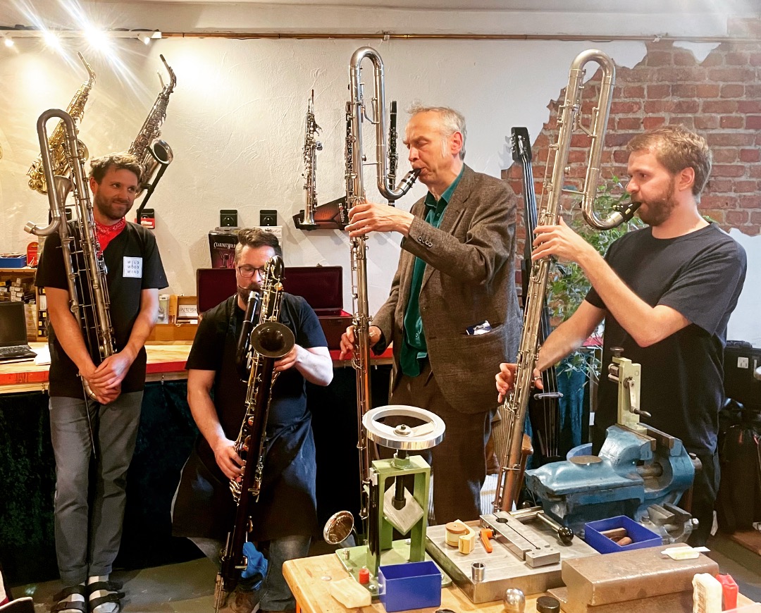 Exotentreffen! 4 Kontrabassklarinetten auf einen Satz und die Bassklarinetten waren da noch im Koffer.
Danke an Tobi Hofer, Sebastian Lange und Rudi Mahall für den Besuch.
#contrbassclarinet #lowclarinet #bassclarinet #clarinet #klarinette #rixdorf #kontrabassklarinette #wildlowwind