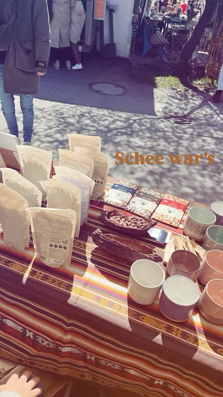 Der Frühling weckt nicht nur die Natur, sondern auch unsere Sinne – und was könnte in dieser Zeit schöner sein, als ein Moment ganz für dich, mit einer Tasse echten Kakaos aus Esmeraldas?
Unser Kakao stammt aus einer lebendigen Mischkultur, eingebettet in eine Landschaft, die auch jetzt in Ecuador in voller Blüte steht. Hier wachsen Kakaobäume Seite an Seite mit Bananen, Mangobäumen, Zitrusbäumen und Urwaldgrün – ein Ort, an dem die Natur im Einklang schwingt. Diese Harmonie schmeckst du mit jedem Schluck.
Ob im Garten, auf dem Balkon oder barfuß auf der Wiese – gönn dir einen Moment zum Durchatmen. Unser Kakao schenkt dir nicht nur Wärme, sondern auch das Gefühl von Verbundenheit: mit der Erde, mit dir selbst und mit den Menschen, die ihn mit Sorgfalt anbauen und direkt in Ecuador verarbeiten.
Jetzt probieren und den Frühling in dir aufblühen lassen.#Rohkakao #lachocolatera #herenciaesmeraldas #ecuador #schokolade #directtrade #rosenheim #Kakao