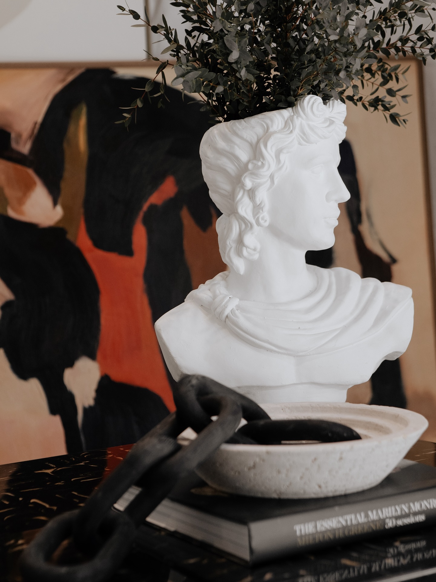 Mix in something sculptural, a bold book, maybe a dramatic chain if you’re feeling extra. It’s the little moments that make a space feel special.
📸: @bryanna_casey & @sistr.studios
#interiordesigninspiration #collectedhome #interiorstyling