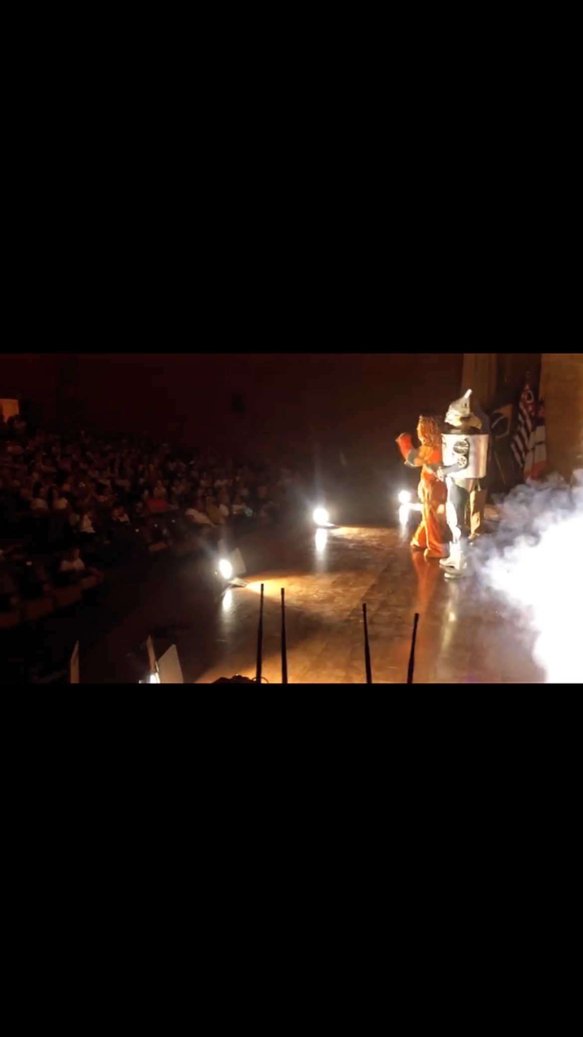 Essa semana tivemos a honra de participar da Flipen, feira literária de Penápolis. Cidade linda e acolhedora, com pessoas incríveis, engajadas que sabem a importância da arte e cultura para formação do indivíduo 🥹❤️❤️❤️ Foi emocionante ver o sorriso no rosto de cada uma dessas crianças ❤️
@jaquemonteiroz gratidão à você e todos que tanto se dedicaram pra essa Flipen ser incrível como foi.
@davidazuoss @tittogoncalves @lellisdaniel @priscila_galan @izzyaamorim
#penapolis #feiraliterária #flipen #culturapenapolis #teatro