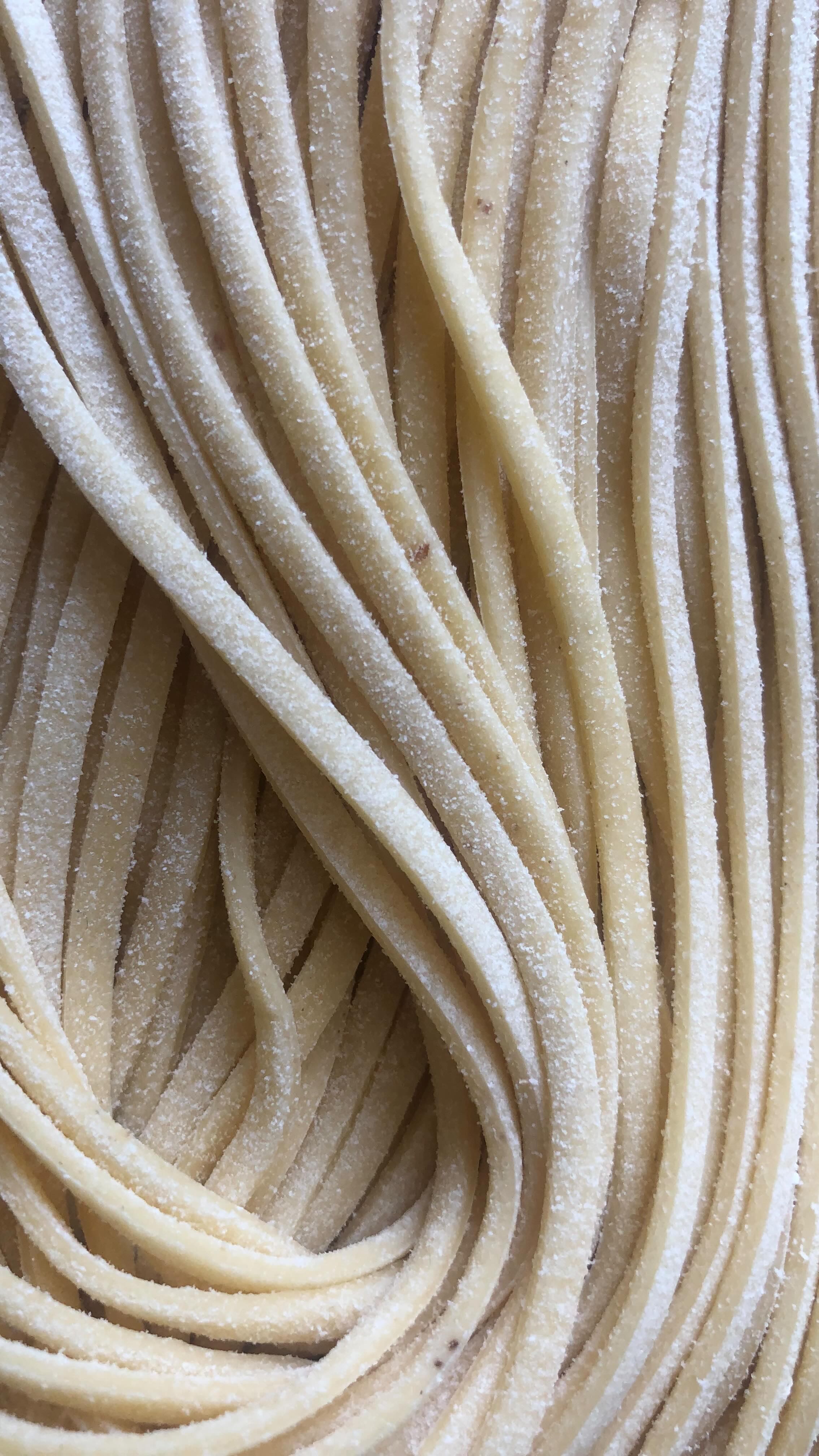PSA: Calling all pasta enthusiasts to tell them making spaghetti alla chitarra will be the weekend activity that adds the most fun - and spaghetti - to your days! All you need is a chitarra (now restocked in the @homemadepastastudio webshop!) and egg pasta dough to get started. And just in case you’re not so confident with your egg pasta dough, there’s a foolproof recipe in the pasta making 101 section on the website. Have fun!!
•
•
•
•
•
#freshpasta #pastafresca #homemadepasta #pastalovers #foodie #eattheworld #foodforthesoul #goodmoodfood #pastalover #feedfeed #italiancooking #onmytable #girlswithgluten #chosepasta #foryoupage #explore #workshop #pastatools #italiantools #brasspastatools #madeinitaly