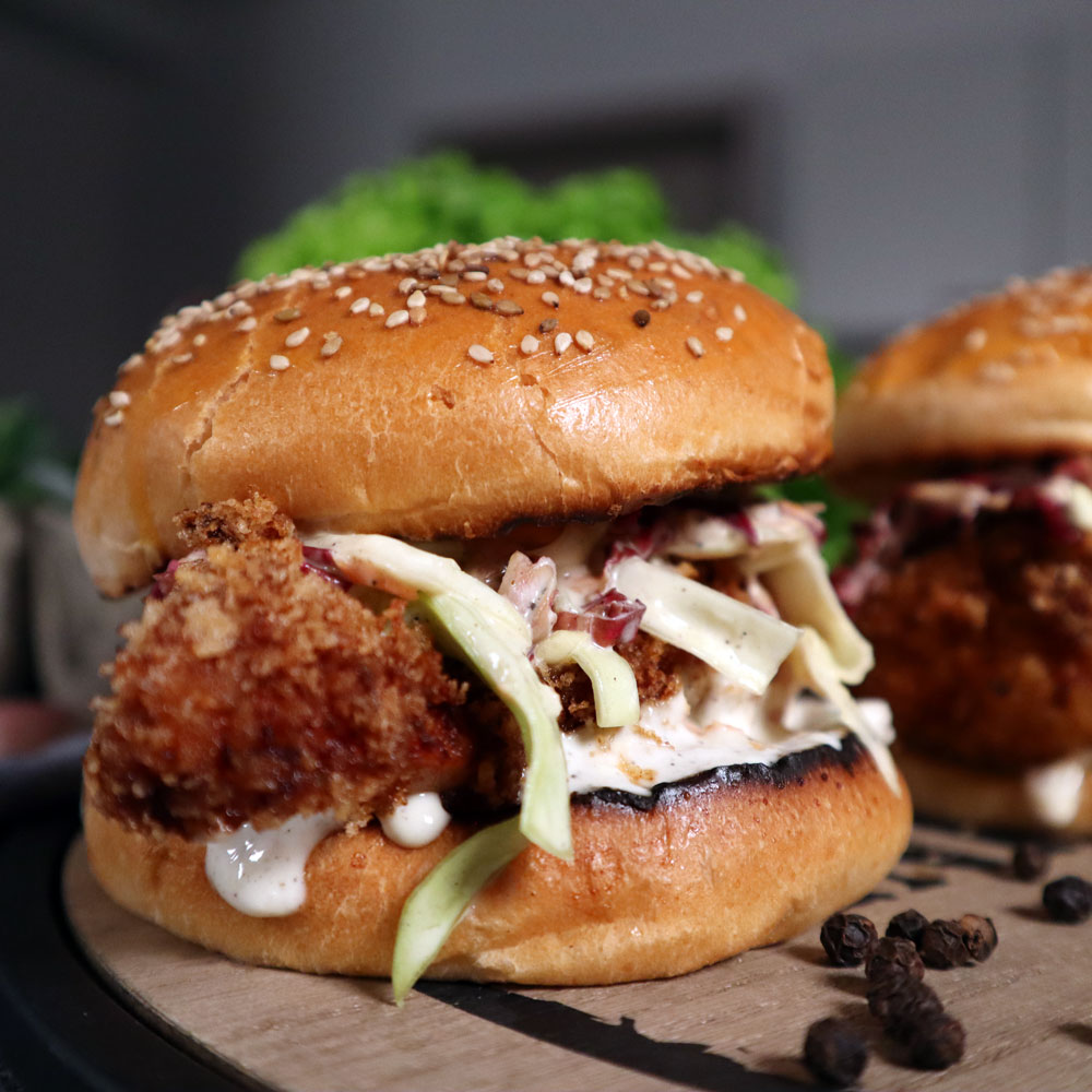 Crispy Chicken Burger
Schritt-für-Schritt auf YouTube
▬ REZEPT ▬▬▬▬
Für 2 Portionen
2 Brioche Buns
2 große Hähnchenfilets
2 EL Sonnenblumenöl
100 g BBQ-Rub (Magic Dust)*
500 ml Buttermilch
300 g Panko
1 L Frittieröl
1/4 Rettich
1/3 Spitzkohl
1 Karotte
2 EL Naturjoghurt
3-4 EL Mayonnaise
1 TL Senf
1 TL Honig
1/2 Zitrone (Saft)
1 TL schwarzer Pfeffer
Für die BBQ Sauce
200 g Mayonnaise
80 g Schmand
2 TL Meerrettich
2 Koblauchzehen
45 ml Weißweinessig (Ersatzweise Reisessig)
4 spritzer Worcestershire-Sauce
1/2 Zitrone (Saft)
1 TL Salz
1 TL schwarzer Pfeffer
#foodblogger #recipes #foodgraphy #foodstagrams #instafood #foodie #foodbloggers #omnomnom #streetfood #burgersandfries #burgerlove #burgerlovers #burgertime #burgernight #crispychicken #crispychickenburger #chickenrecipes