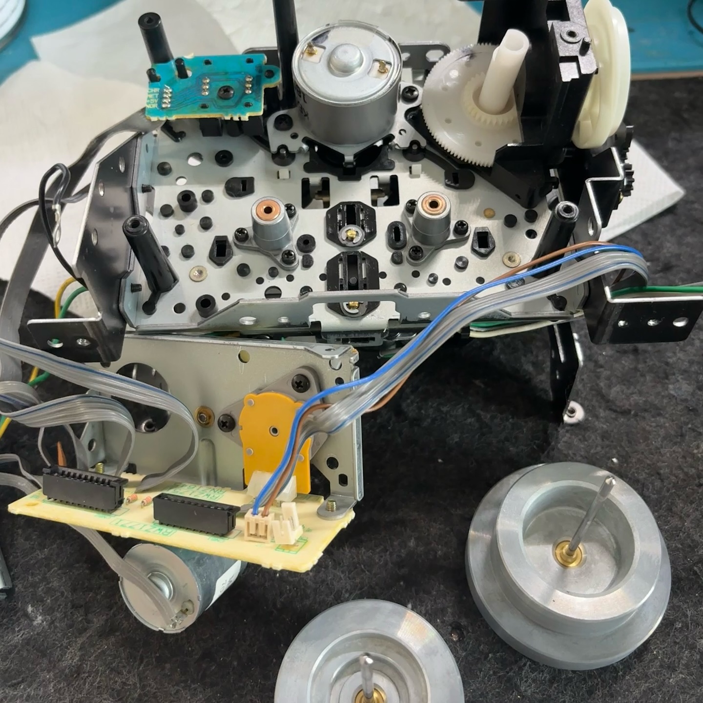 PIONEER CT-S620… Heute Operation am Laufwerk durchgeführt. Neue Riemen, Andruckrollen und der Idler hat ein neues Gummi bekommen. Alle Zahnräder gereinigt und geschmiert. Dazu die beiden Capstan gereinigt, damit der Gleichlauf perfekt ist. 😎
#vintageaudiomd #vintageaudio #vintageaudiorepair #vintagehifi #vintagerepair #vintageaudiolove #doıtyourself #hifiaudio #audiophiles #classicaudio #vintagestereo #akai #audiophil #stereophile #taperecorder #midcenturylove #midcenturystyle #tapelovers #oldschoolaudio #oldschoolmusic #retrosound #vintagesound #tapes #tapedeck #reeltoreel #audiofreak #retro #vintage #pioneer #cts620