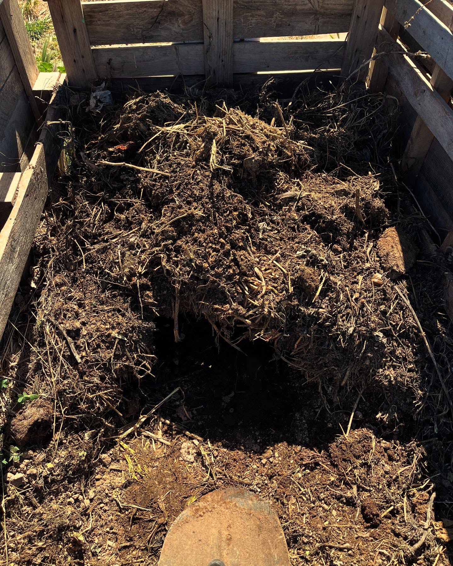 Cuánta satisfacción me genera poder cerrar el círculo. Todo vuelve a donde comenzó. Todo se retroalimenta.
El compost es el resultado del proceso de descomposición de la materia orgánica vegetal que generamos día a día en nuestras casas y en la huerta. Todo nace de la tierra y debe volver a ella 💕.
Les animo a que lo intenten, es muy mágico!