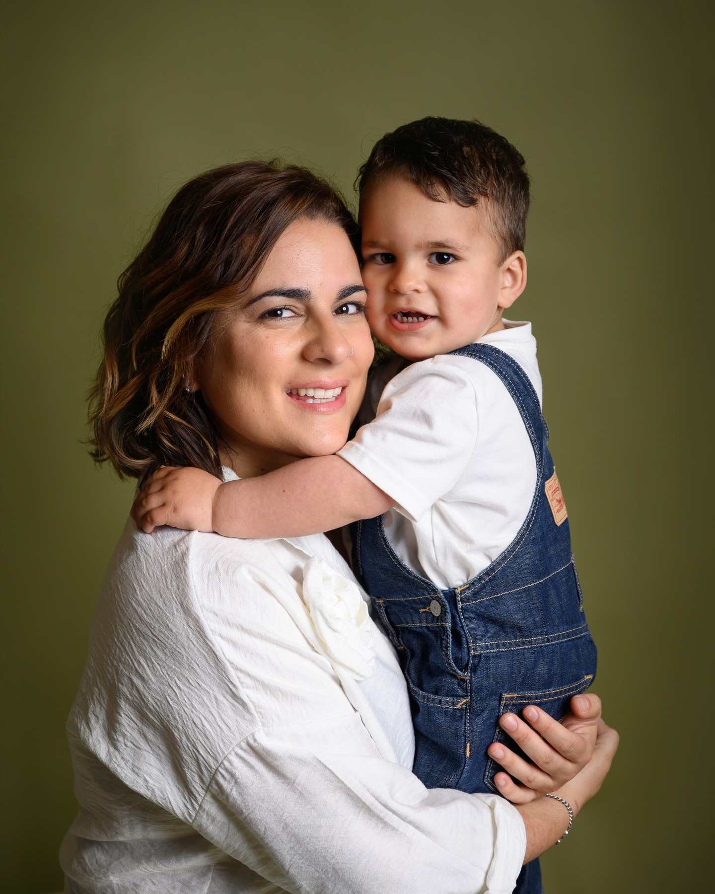 Qué mejor manera de celebrar el amor hacia mamá que compartir una experiencia muy especial juntos!!✨🖤
📍Nos quedan sólo 4 de las 8 plazas disponibles!
Una forma de recordar quién nos quiere, nos apoya y quede guardado para siempre!
.
.
📍Aprovecho también para contaros un secretito sobre estas dos personitas aunque muchas ya los conocéis...
Mi hermana y mi sobrino Noah!
Quería dejar estas fotos aquí para recordar quién estuvo ahí desde el principio, quién me ayudaba cuando empecé con los bebés, quién me aconseja, me dice lo que está bien ó mal, quién me guía y sigue mis pasos. Ahora Noah, es quién me ayuda a colocar los juguetes de los peques antes de las sesiones, le encanta estar en el estudio conmigo y es el probador oficial del atrezzo. Gracias por darme una pequeña versión de mi.
Os quiero Mucho⚡
.
.
.
.
.#mommasboy #momlifeisthebestlife #momlife #maternidad #fotografiafamiliar #photoftheday #photograpy #familiar #maternityshoot #fotografiainfantil