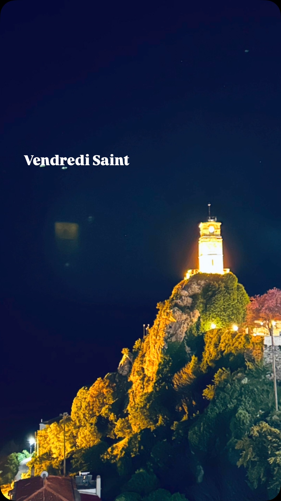 Arrivés hier, avec 25C on a pris la belle route vers le Mont Parnassos, destination le village de Arachova. Le spectacle à ne pas manquer le Vendredi saint est la procession de l’Épitaphios. Le cercueil en bois, symbole du cercueil du Christ est recouvrent de fleurs fraîches, telle une œuvre d’art. On le suit aux ruelles avec des bougies foncés et les cloches sonnent tristement toute la journée car c’est un jour de deuil. Pâques grec est la plus grande célébration du pays, remplie de traditions et coutumes #paquesorthodoxe #paques #vendredisaint #epithaphios #arachova #parnassos