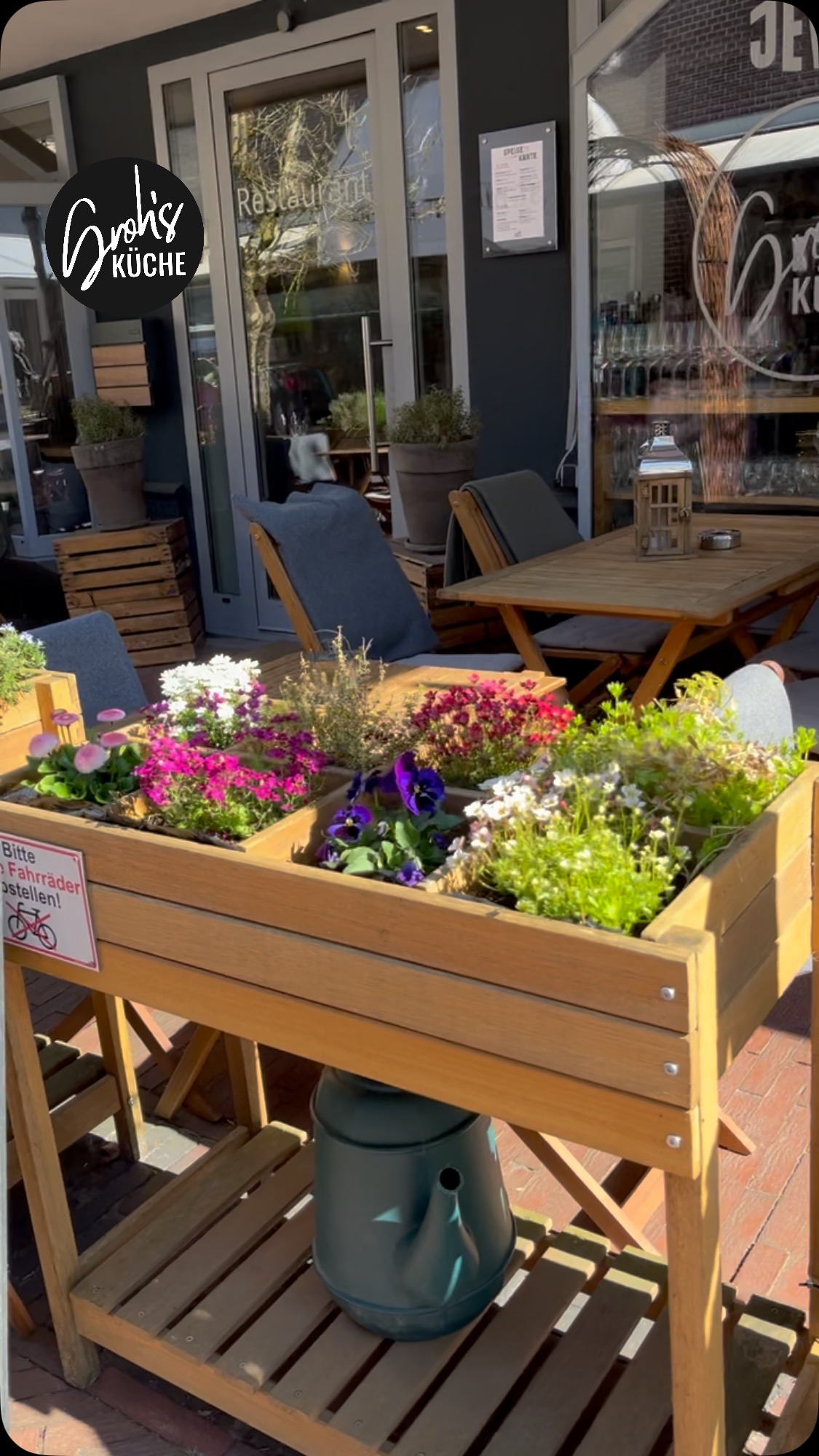 Liebe Leute,
wie wäre mit einer kleinen, erfrischenden Pause bei uns auf der Terrasse? Klingt nach einer guten Idee, oder?