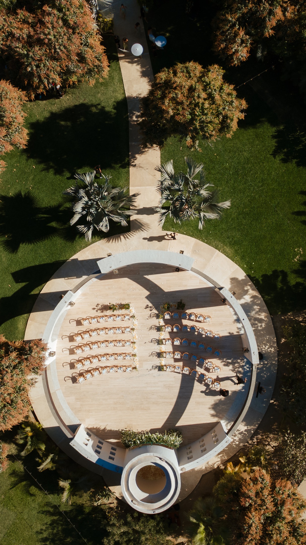 A day full of emotion, light, and unforgettable moments. From the first look to the final dance, Lauren & Denma’s love story felt like a movie—raw, real, and timeless.
#loscaboswedding #weddingwire #weddingstyling #loscabosphotographer