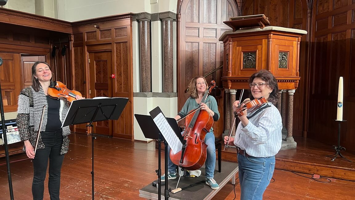 After 3 intense days of recording, itâs a wrap! đđȘđ§đżđ¶đ»
Coming out later this year - 3 string trios by the Hungarian friends Pål Hermann, Zoltån Székely and Géza Frid and a duo for violin and cello, also by Frid.
All the music was written a hundred years ago in the 1920s in Budapest, and the duo and SzĂ©kelyâs trio will both be world premiere recordings âš
A massive thank you to Tom Peeters of @cobrarecords_official for your patience and support, your energy and enthusiasm for this project, and your sixth sense in knowing exactly how to help us play at our best and to do justice to the music â€ïžđ
Thank you also to Westvest90 for the use of your beautiful church!
#itsawrap #stringtrio #palhermann #gezafrid #zoltanszekely #chambermusic