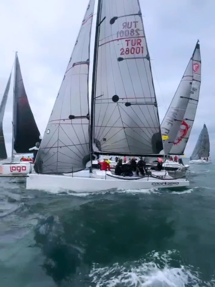 Yeni sezon, yeni hikâyeler... Bitmeyen Tutku, Sonsuz Heyecan ! 🚩 @bauisc Spring Trophy'25 ile başladık 🧿🥰
🚩 Code Zero Yarış Ekibi olarak katıldığımız yarış sezonunun başlangıç organizasyonları Bahçeşehir Uluslararası Yelken Kulübü Bahar Kupası'25 yarışları, 22 Mart, 5 Nisan, 12 Nisan tarihlerinde gerçekleşti.
🏁 Üç hafta sonu boyunca gerçekleştirilen coğrafi ve şamandıra yarışları sonrasında, IRC1 klasmanında zorlu rakipleri ile mücadele eden ekibimiz, genel sıralamada 10 ekip arasında 4.cülük ile BauIsc Bahar Kupası'25 yarışlarını tamamladı.
🏁 Kupanın son etap yarışları 3 Mayıs'ta gerçekleştirilecek. Son etaba katılamayacak olan ekibimiz, Marmaris'te 27 Nisan - 2 Mayıs tarihlerinde gerçekleştirilecek Uluslararası Akdeniz Yat Şampiyonası yarış haftasında mücadele edecek...
🏁 Bu eğlenceli organizasyonun düzenlenmesinde başta Bauisc yönetimi olmak üzere, sponsorlar, yarış komitesi, yarışan ekipler ve katkı sağlayan herkese teşekkürler ederiz.
🚩Code Zero Yarış Ekibi :
@akkayasudem
@asenaakocogluu
@burcubaki_bb
@tugyanbuse
@cenkbogatur
@ilkaykopan
@onuralpaslan
@aboynamedcharliebrown_
@mericcandir
@gokmeneris
@coratography
🚩 Tekne : Farr280 @farr_yacht_design
📷 @faruksoker 📽@lena.ayan
#sail #sailing #yachtracing #yelken #yelkeneğitimi #kurumsalyelkeneğitimi #yatyarışı #yelkenyarışı #farr280 #fun #love #happy #sea #summer #beauty #lifestyle #BAUISC #springtrophy2025