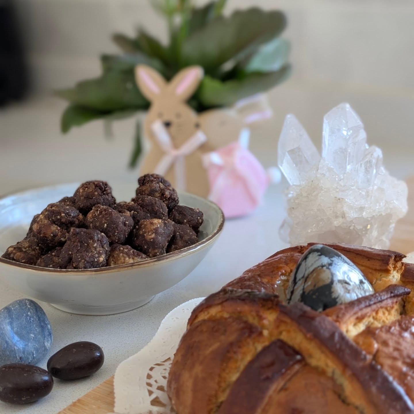Feliz Páscoa 🐇🥰 repleta de boas energias e amor
Deixamos-te 2 receitas dos nossos docinhos de páscoa vegan ☺️
🤤🥜Bolinhas de amendoim (aka snickers vegan )
Amendoim torrado sem sal (um pacote)
Cacau em pó (de preferência magro, meio pacote)
Tâmaras sem caroço (uma embalagem)
Triturar o amendoim num robôt ou picadora pelo tempo necessário até que fique uma manteiga cremosa. Adicionar as tâmaras e o cacau até obter uma pasta e moldar
🥮Folar da páscoa vegan (sem ovo e sem leite)
350 gr de farinha (usàmos trigo e espelta)
100 gr de farinha adicional para amassar o bolo
10 gr de fermento fresco
80 gr de manteiga vegetal
100 gr de açúcar de coco
2 colheres de agave para a massa e uma para cobrir o folar
1 dl de leite de aveia
1 dl de sumo de laranja
1 c. chá canela
raspa de limão
½ colher de sobremesa de sal
Dissolver as 10 gr de fermento em 1 dl de água tépida. Desfazer o fermento e acrescentar 5 colheres
de sopa de farinha. Envolver bem e deixar repousar durante 15 min num local quente.
Bater a manteiga com o açúcar, acrescentar o agave, a raspa de limão, canela e o leite de aveia. Envolver bem e
acrescentar a massa que esteve a levedar. Ligar todos os ingredientes.
Acrescentar os 350 gr de farinha e o sal.
Moldar a massa até obter uma consistência elástica e macia. Fazer uma abertura no meio da massa
e adicionar o sumo de laranja.
Trabalhar a massa adicionando aos poucos os 100 gr de farinha, na quantidade necessária para
obter uma mistura solta.
Formar uma bola e tapar com um pano para levedar entre 4h a 6h num local quente.
Após o tempo de levedura, colocar o bolo num tabuleiro de ir ao forno, tapar e deixar repousar durante mais 1h.
Aquecer o forno 10 min. Levar o bolo ao forno para cozer durante 1h a 190º.
Deixar arrefecer e colocar o agave por cima.
No meio do folar temos uma obsidiana floco de neve que promove calma, ancoramento e proteção ✨
#PáscoaVegan #ReceitasVegan #DocesVegan #FolarVegan #VeganNaPáscoa #PáscoaConsciente #ReceitasDePáscoa #ComidaVegana #ReceitaSaudável #SnickersVegan #CristaisNaturais #ObsidianaFlocoDeNeve #CristaisComSignificado #EnergiaPositiva #CuraNatural #BemEstarHolístico