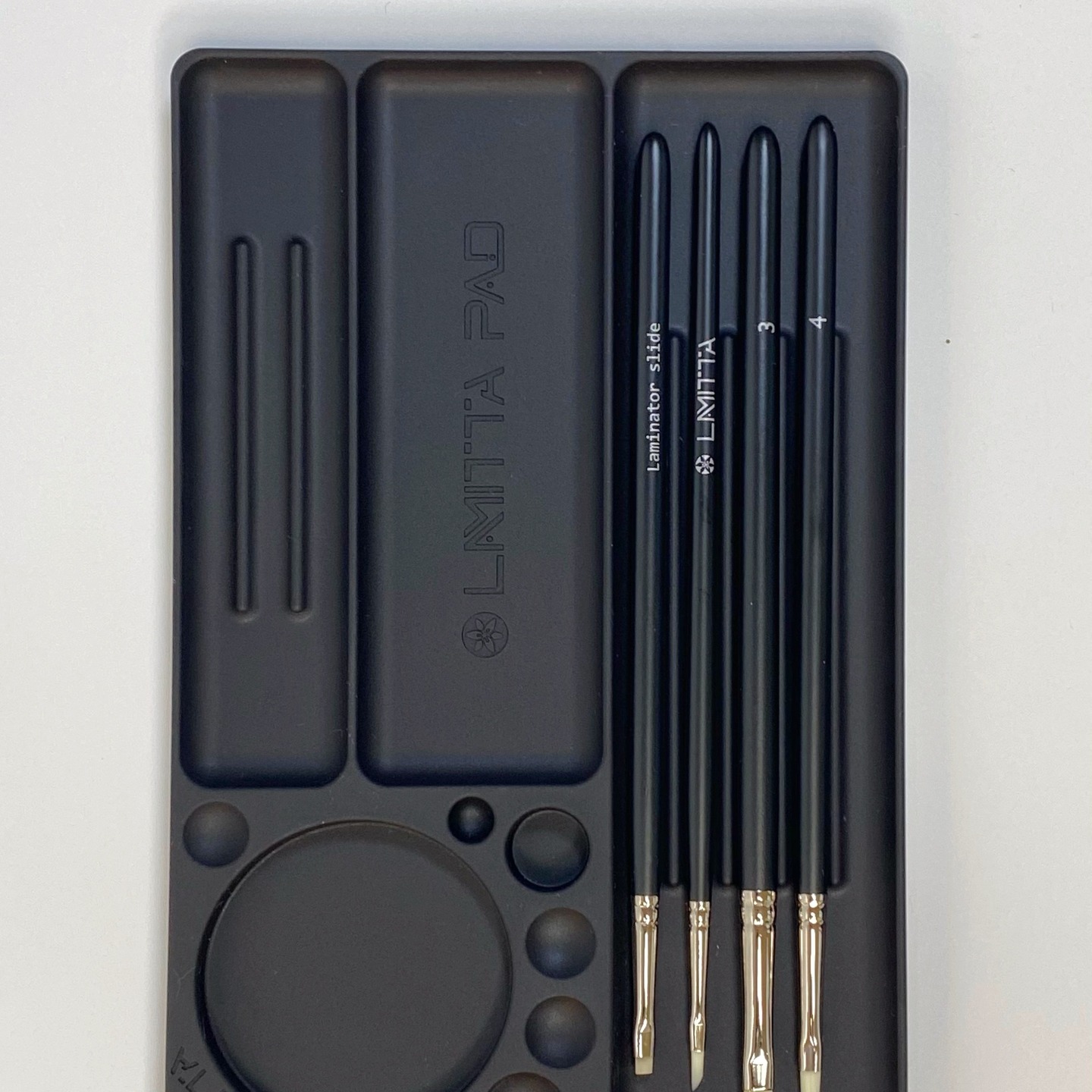 Silicone Lami Pad for Vippeløft og Brynlaminering – Lamitta
Lamitta Silicone Lami Pad er et uunnværlig verktøy for din arbeidsstasjon.
#lamitta #lashpad #lashlift #lashboost #worksmart #lashhelp #lashboost #lashlift #lashlover #liftgoals