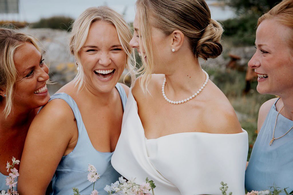 Långfredag. Regnet droppar stilla mot fönsterbrädan och gör världen lite suddig där ute. Kameran ligger på bordet bredvid mig – som om den vet att något fint kan hända ändå.
Det doftar kaffe och lugn.
Jag hör ett dämpat skratt från grannen, kanske någon som trotsat vädret för en äggjakt i gummistövlar.
Och där, mitt i det lilla, inser jag att det är just sånt jag vill fånga. Inte det perfekta – utan det äkta. Men det äkta från er bröllopsdag. Glädjen, skratten och dansen in i natten. Nu slår våren ut och det är äntligen dag för bröllopssäsong. Känner mig så taggad efter några dagars ledighet med familjen.
Glad påsk, kära ni.
Jag hoppas ni alla haft en otroligt bra påskledighet.
#weddingphotography #weddingphotographer