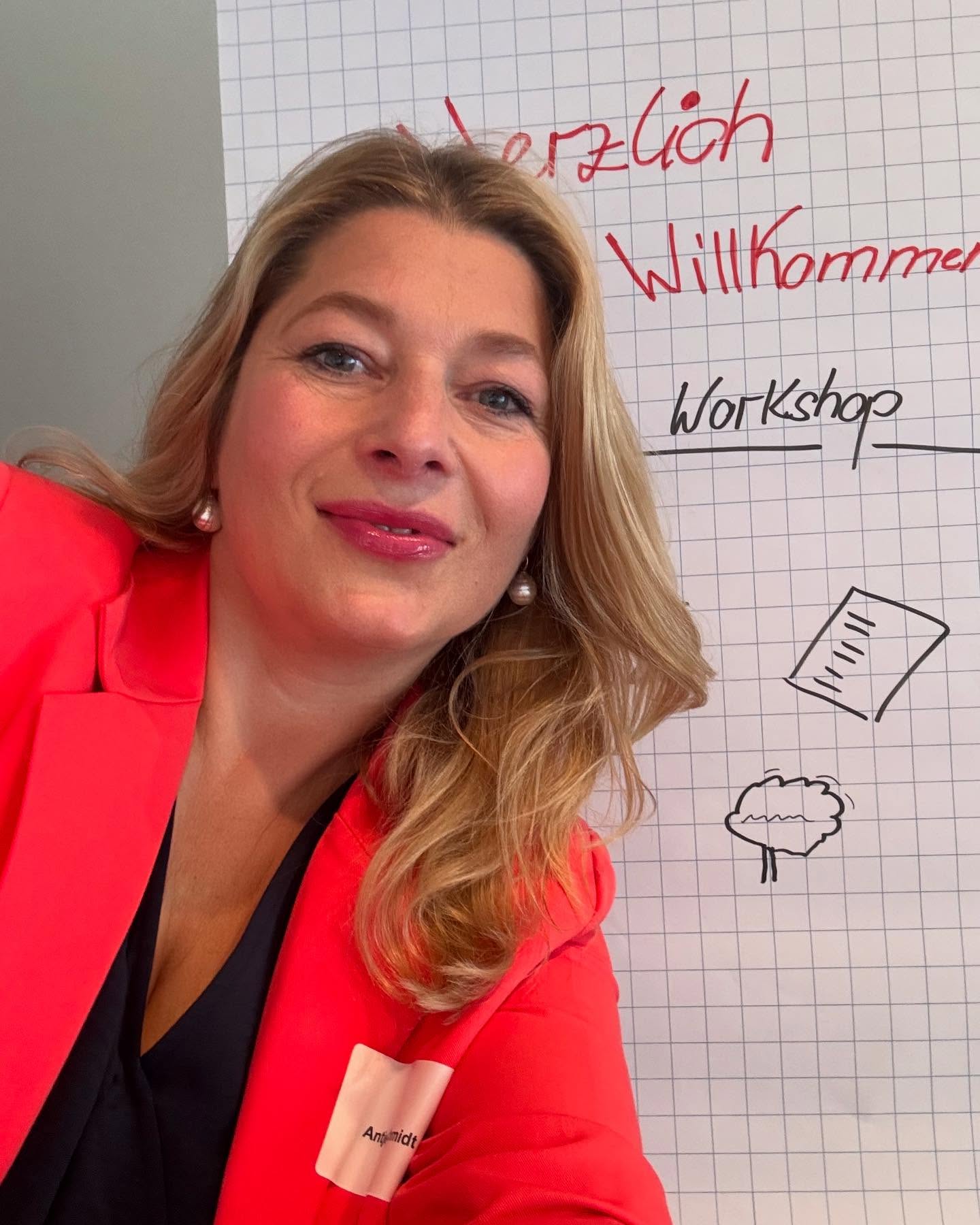 Vorbereitung aufs eigene Business: Für Zahnärzte und Zahnärztinnen die sich selbständig machen möchten, war dieser kurze und knackige Workshop letzte Woche in Dresden konzipiert im Auftrag der KZV Sachsen.
Mein Part: den Zusammenhang zwischen der Persönlichkeit und der späteren eigenen Praxis aufzuzeigen. Also Fragen wie:
🚀Was sind deine absoluten Stärken?
🚀Welche Leistungen möchte ich vorrangig basierend auf meinen Stärken anbieten?
🚀Welche neuen Themen kommen auf mich zu? 🚀Was hat meine Persönlichkeit mit späteren Kunden bzw. Patienten zu tun? Und nun muss jede/r selbst entscheiden ob der Weg ins eigene Business der richtige ist. 😊
Wenn du auch Fragen zu deinem Gründungskonzept hast oder sogar eine Kurzanalyse für dein neues Business benötigst, dann vereinbare gern einen Termin oder schick mir eine PN mir: Check.
#konzept #gründung #marketing #selbständigkeit