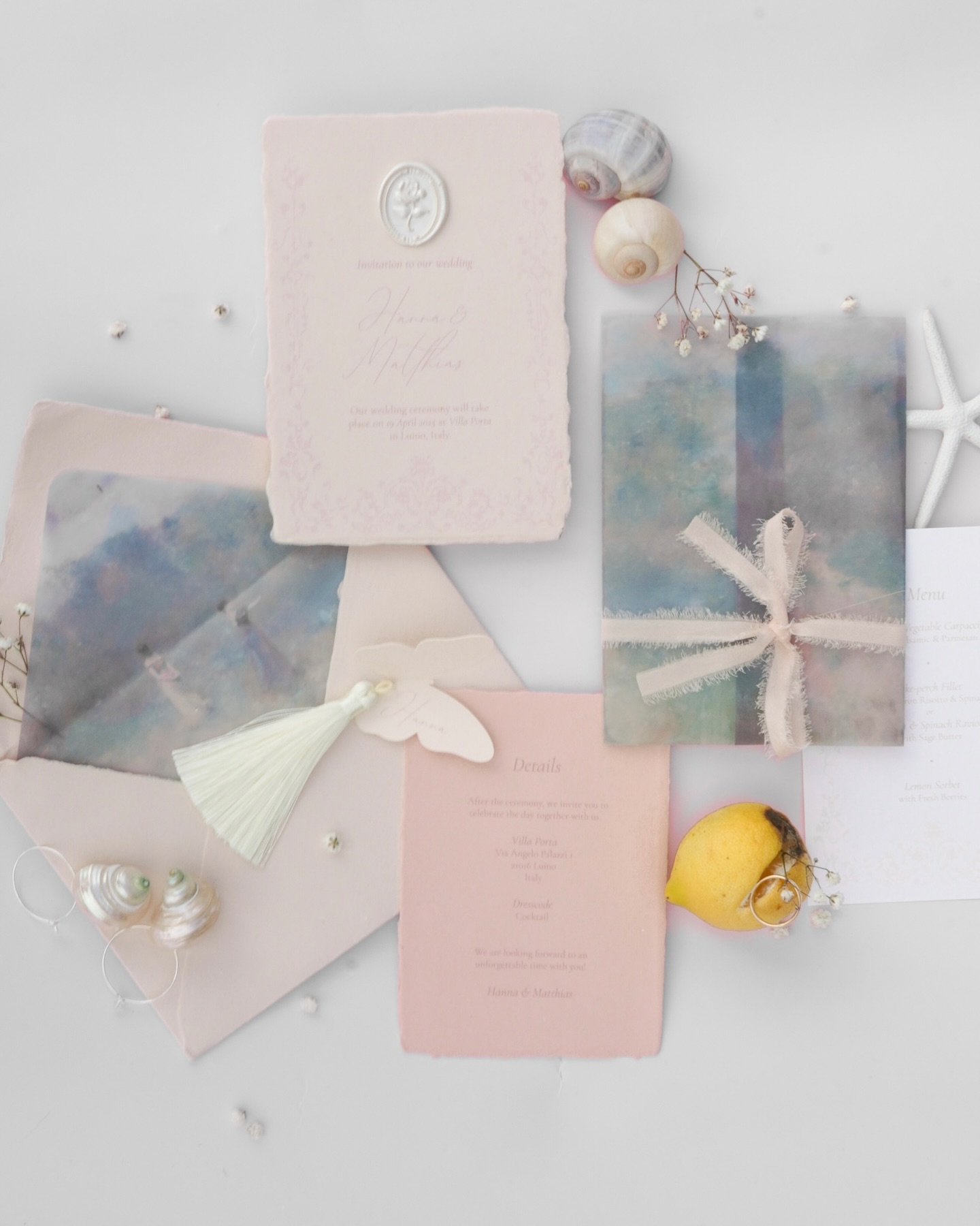 A dream in soft pastels 🌸🐚
Photos by @22.weddings
📍Lago Maggiore
planning & concept: @photomiray @22.weddings
model couple: @hannaandmatthias
single bride: @anjana_maureen
venue: @villaportacolmegna
stationery: @carolinvogelmann.wedding
jewellery: @schmuck.bluete
dresses: @iay_iamyours
suits:@wolfram_s_maennermode
styling: @annacosta.mua
#weddingstationary #romantic #pastels #rose #weddinginspiration #hochzeitspapeterie #hochzeitsdienstleister